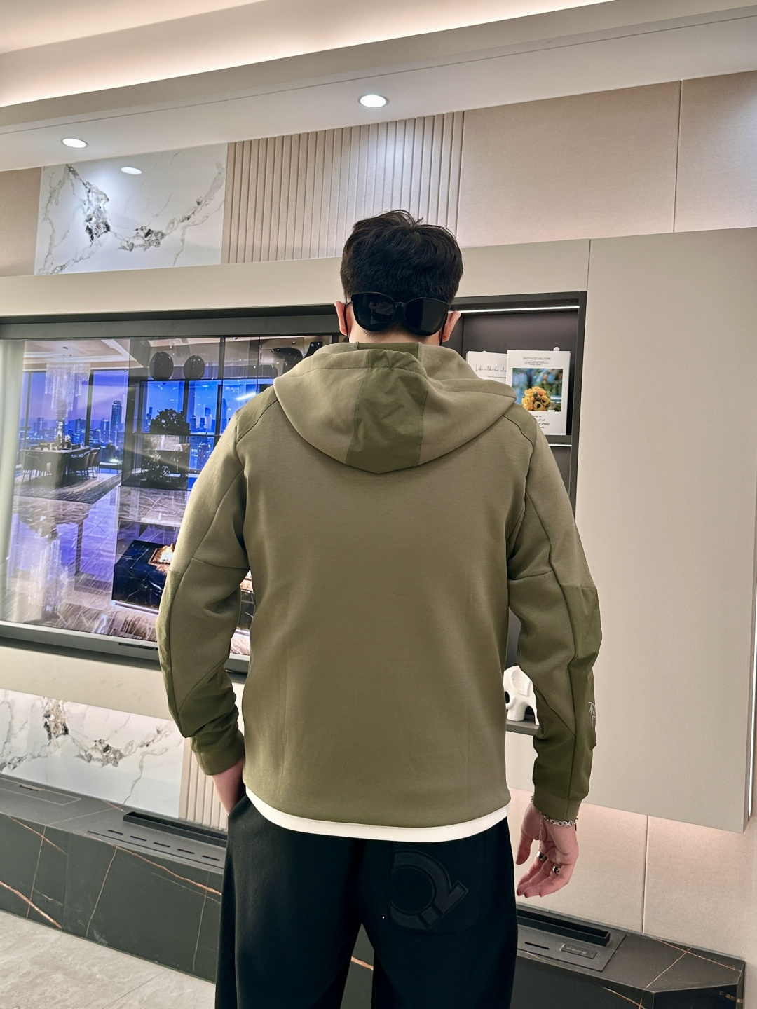 2025秋冬系列上新✨始祖鸟 棉质连帽卫衣此款卫衣衫选用定制进口空气层针织棉布制成，该面料手感轻薄细腻软