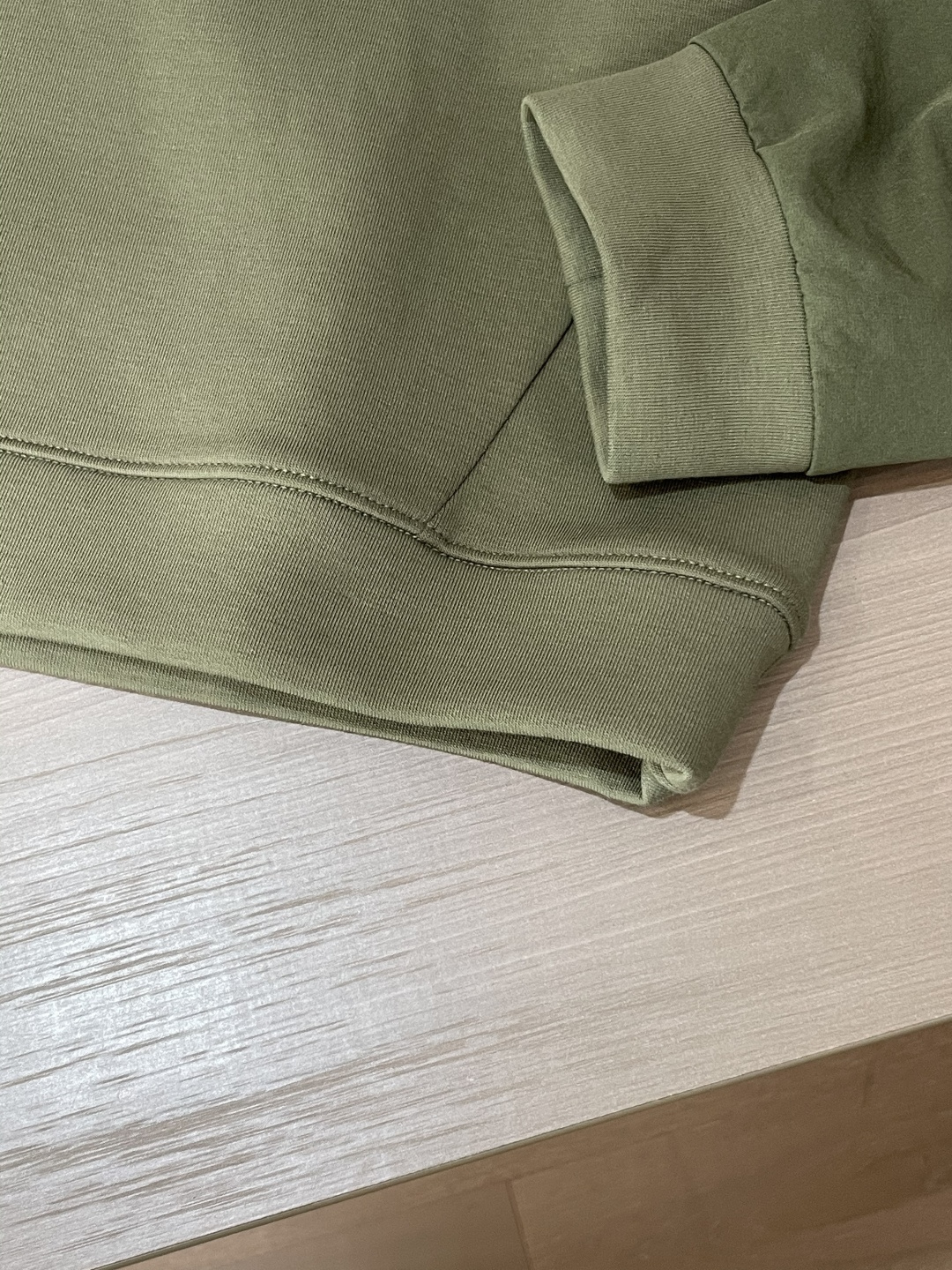 2025秋冬系列上新✨始祖鸟 棉质连帽卫衣此款卫衣衫选用定制进口空气层针织棉布制成，该面料手感轻薄细腻软