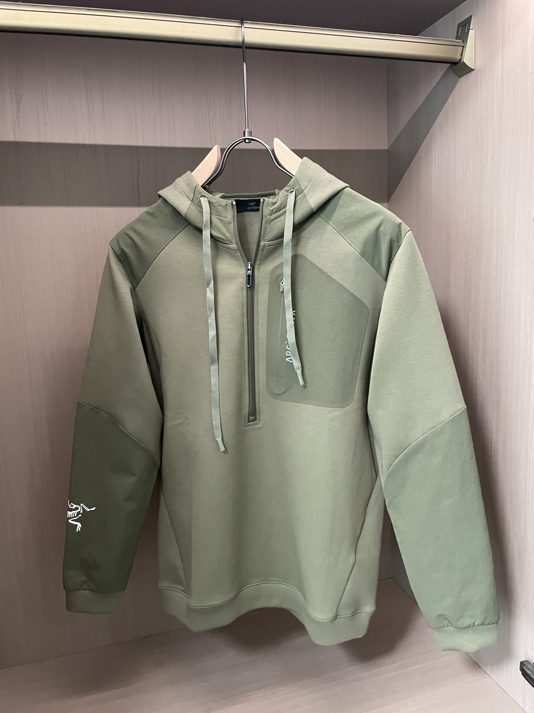 2025秋冬系列上新✨始祖鸟 棉质连帽卫衣此款卫衣衫选用定制进口空气层针织棉布制成，该面料手感轻薄细腻软