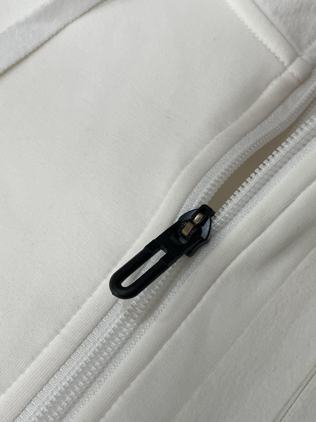 2025秋冬系列上新✨始祖鸟 棉质连帽卫衣此款卫衣衫选用定制进口空气层针织棉布制成，该面料手感轻薄细腻软