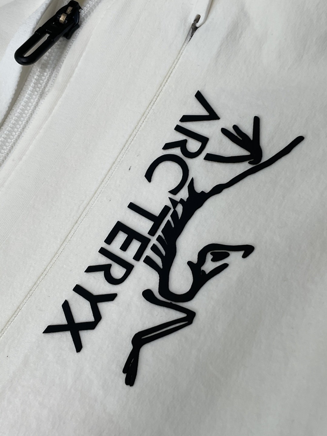 2025秋冬系列上新✨始祖鸟 棉质连帽卫衣此款卫衣衫选用定制进口空气层针织棉布制成，该面料手感轻薄细腻软