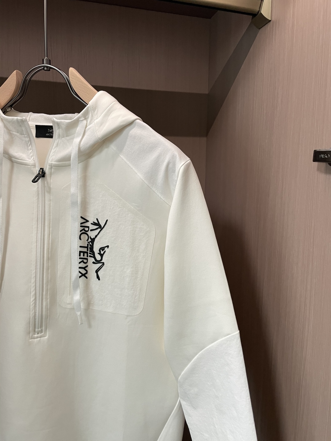 2025秋冬系列上新✨始祖鸟 棉质连帽卫衣此款卫衣衫选用定制进口空气层针织棉布制成，该面料手感轻薄细腻软