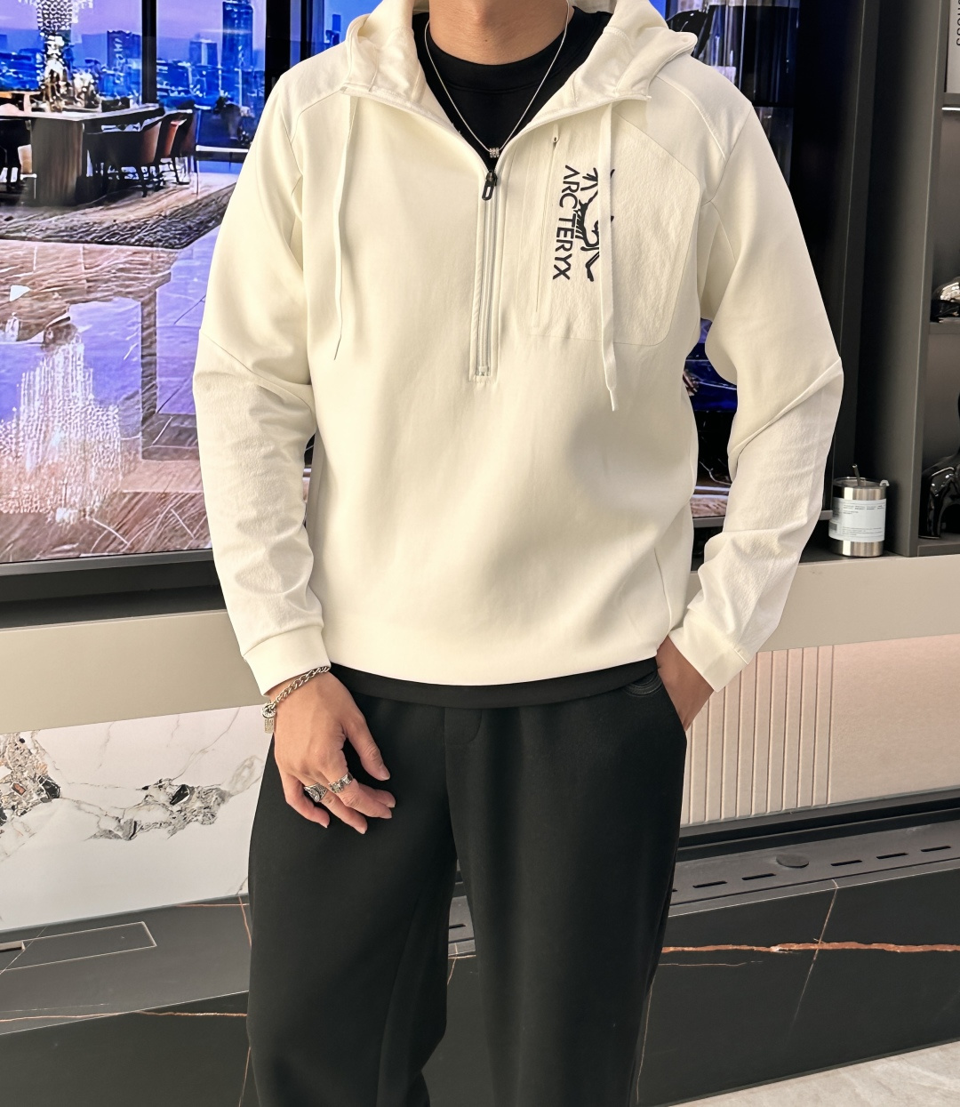 2025秋冬系列上新✨始祖鸟 棉质连帽卫衣此款卫衣衫选用定制进口空气层针织棉布制成，该面料手感轻薄细腻软