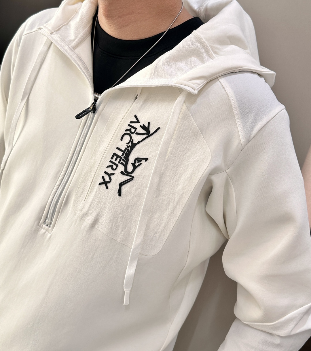 2025秋冬系列上新✨始祖鸟 棉质连帽卫衣此款卫衣衫选用定制进口空气层针织棉布制成，该面料手感轻薄细腻软