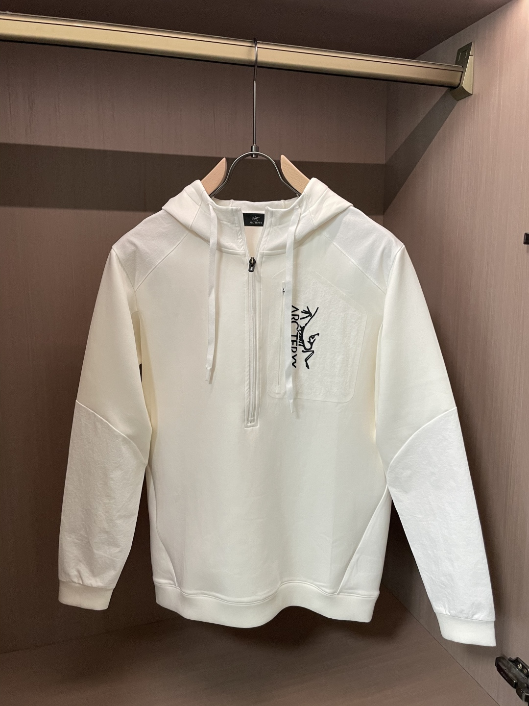 2025秋冬系列上新✨始祖鸟 棉质连帽卫衣此款卫衣衫选用定制进口空气层针织棉布制成，该面料手感轻薄细腻软