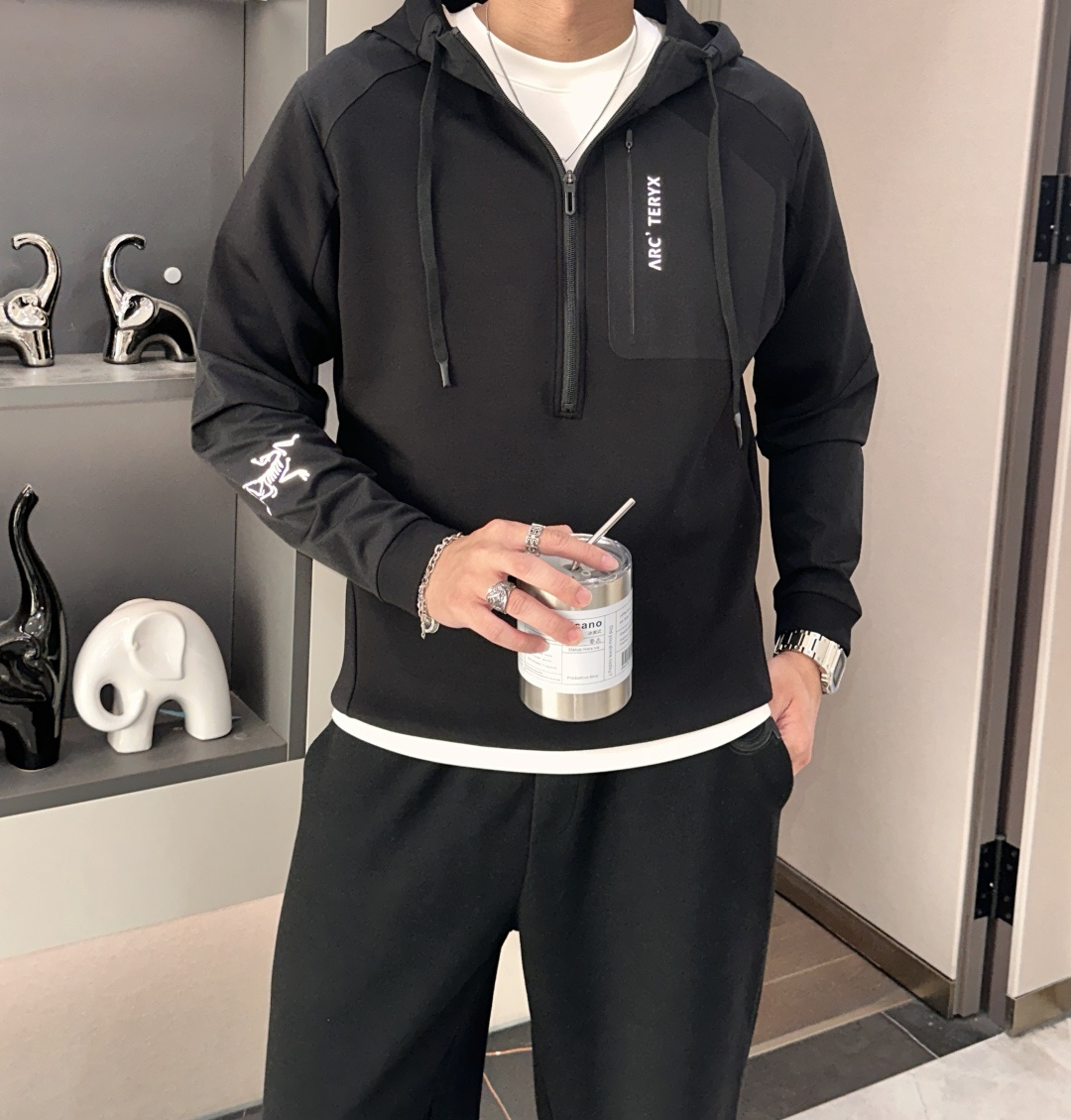 NO:530749,2025 autumn and winter series is available in the new Arctic Bird Cotton Hooded Sweater This sweatshirt is made of custom imported air-layer knitted cotton. The fabric feels light and delicate, soft and glutinous, and it also takes into account the superior clarity. The terry texture is arranged tightly like fish scales inside, which is warm and breathable to the skin without any thorns! The cuffs and hem are spliced ​​with knitted ribs in the same color as the tank, making the wearer more handsome and stylish! The front of the garment is decorated with patterns, carefully embroidered with top-notch craftsmanship, and paired with brand embellishments to show both luxury and fashion! The basic casual round neck cutout makes it look thin and hides the flesh with significant effect. It can control your daily casual clothes. It has no gender-free figure and is recommended for the same style as men and women! Size L-4XL, arc'teryx, hoodie, sweatshirts, hats, alexander wang198609092025秋冬系列上新 始祖鸟 棉质连帽卫衣 此款卫衣衫选用定制进口空气层针织棉布制成,该面料手感轻薄细腻软糯,同时兼顾优越的挺括感,内里如同鱼鳞般紧密排列的毛圈肌理,贴肤保暖透气毫无扎刺感可言！袖口以及下摆同缸色染针织罗纹拼接,令着身者更加帅气有型！衣身正面由图案装饰,采用顶级工艺精心刺绣,搭配品牌点缀,将奢华档次与时尚感都展现了出来！基础休闲的圆领版型剪裁,着穿显瘦藏肉效果显著,能够驾驭你日常各种休闲着装穿法,无性别身材的限定,男女同款推荐！ 尺码L-4XL,arc'teryx,hoodie,sweatshirts,hats,alexander wang,Men's clothing