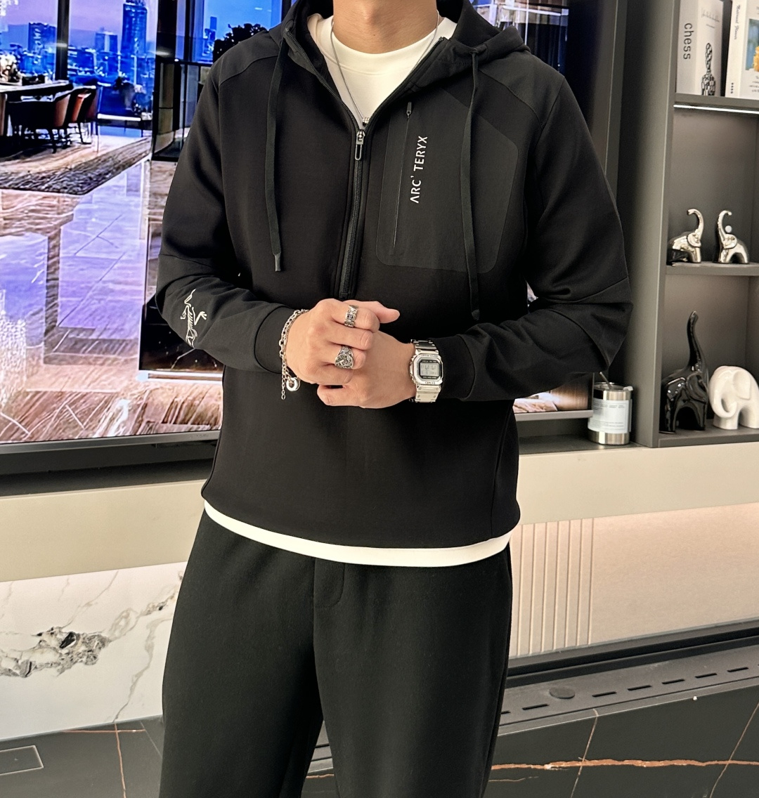 2025秋冬系列上新✨始祖鸟 棉质连帽卫衣此款卫衣衫选用定制进口空气层针织棉布制成，该面料手感轻薄细腻软