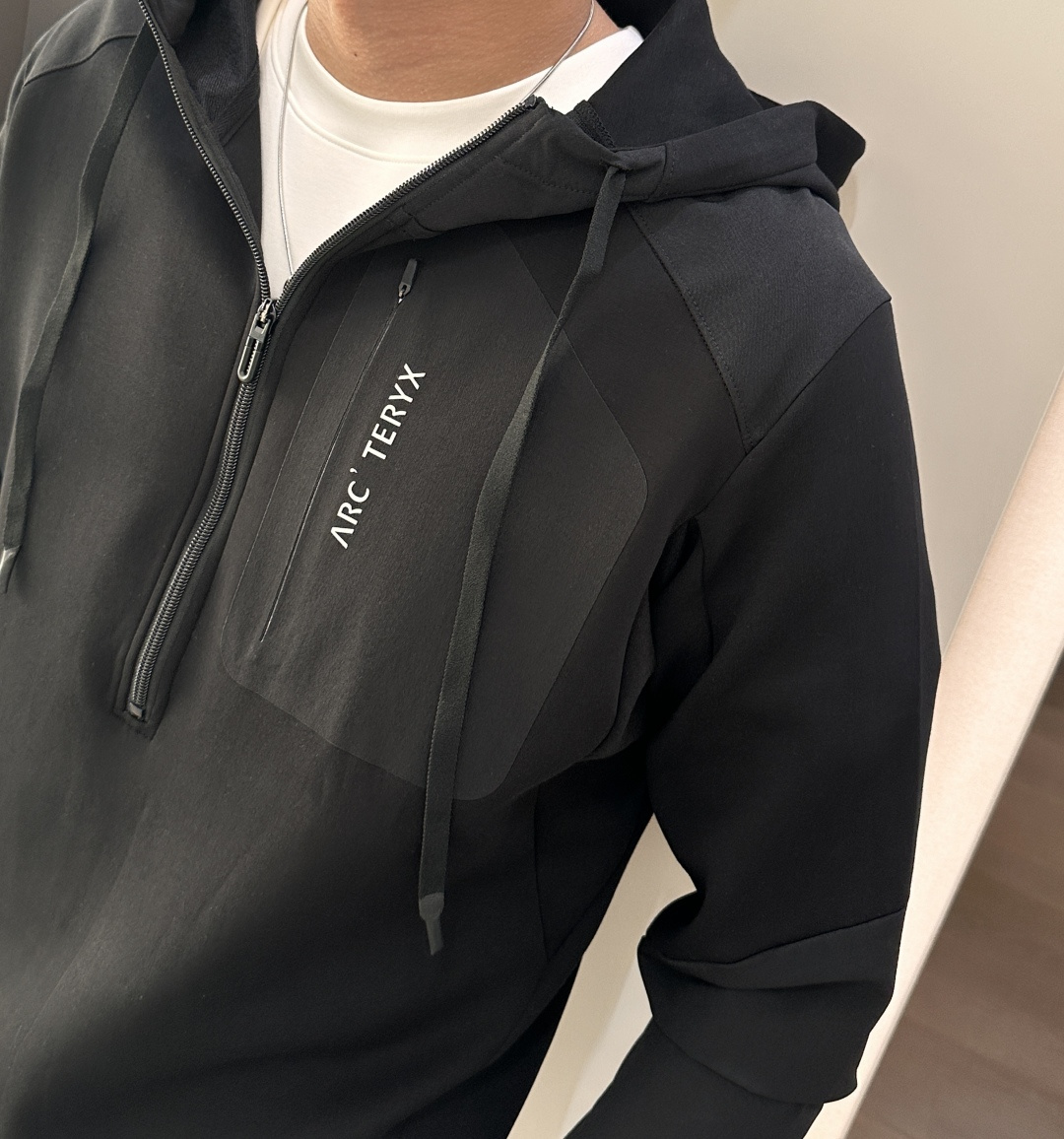 2025秋冬系列上新✨始祖鸟 棉质连帽卫衣此款卫衣衫选用定制进口空气层针织棉布制成，该面料手感轻薄细腻软