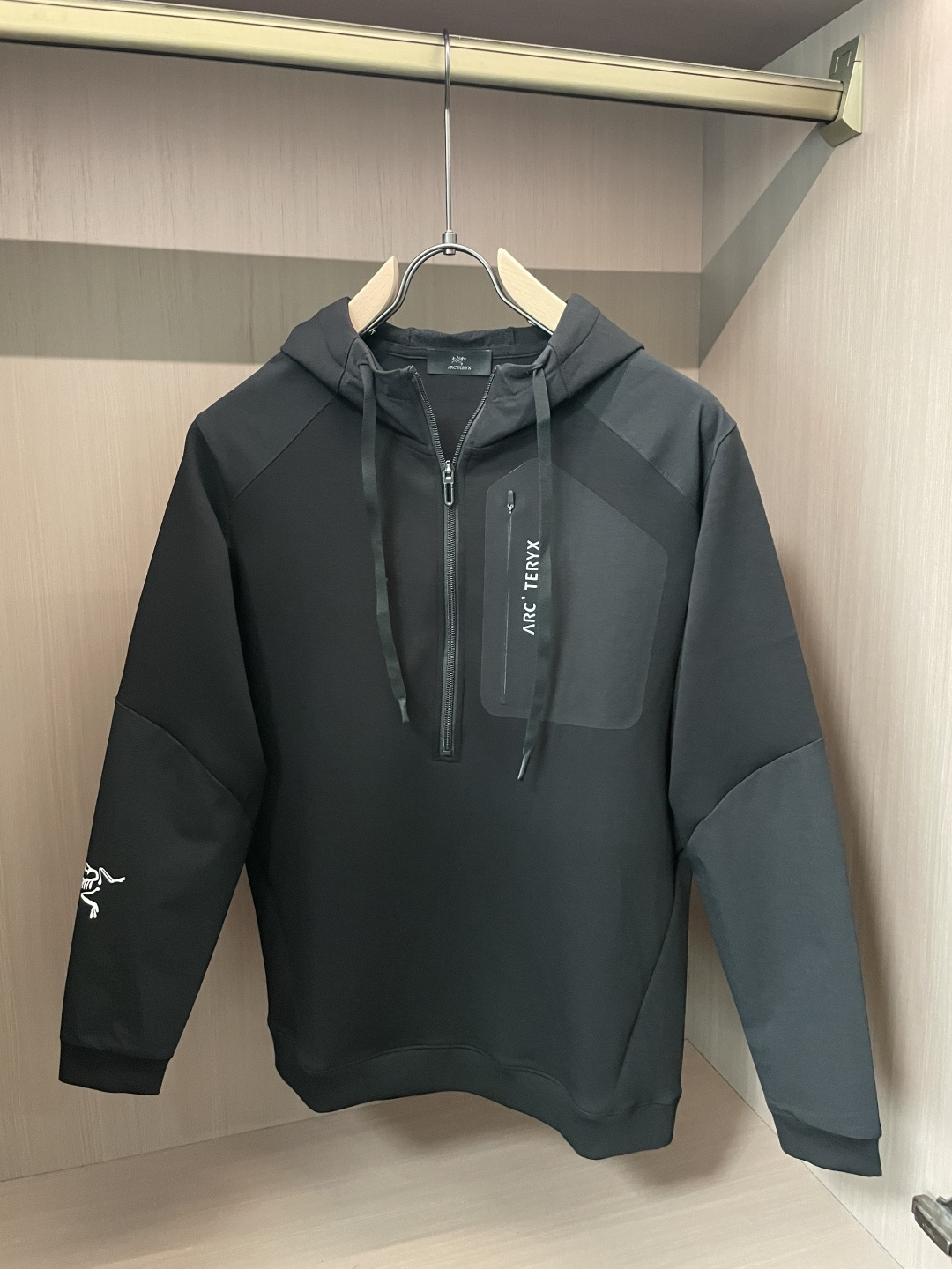 2025秋冬系列上新✨始祖鸟 棉质连帽卫衣此款卫衣衫选用定制进口空气层针织棉布制成，该面料手感轻薄细腻软