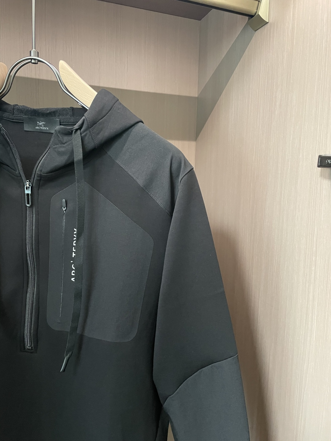 2025秋冬系列上新✨始祖鸟 棉质连帽卫衣此款卫衣衫选用定制进口空气层针织棉布制成，该面料手感轻薄细腻软