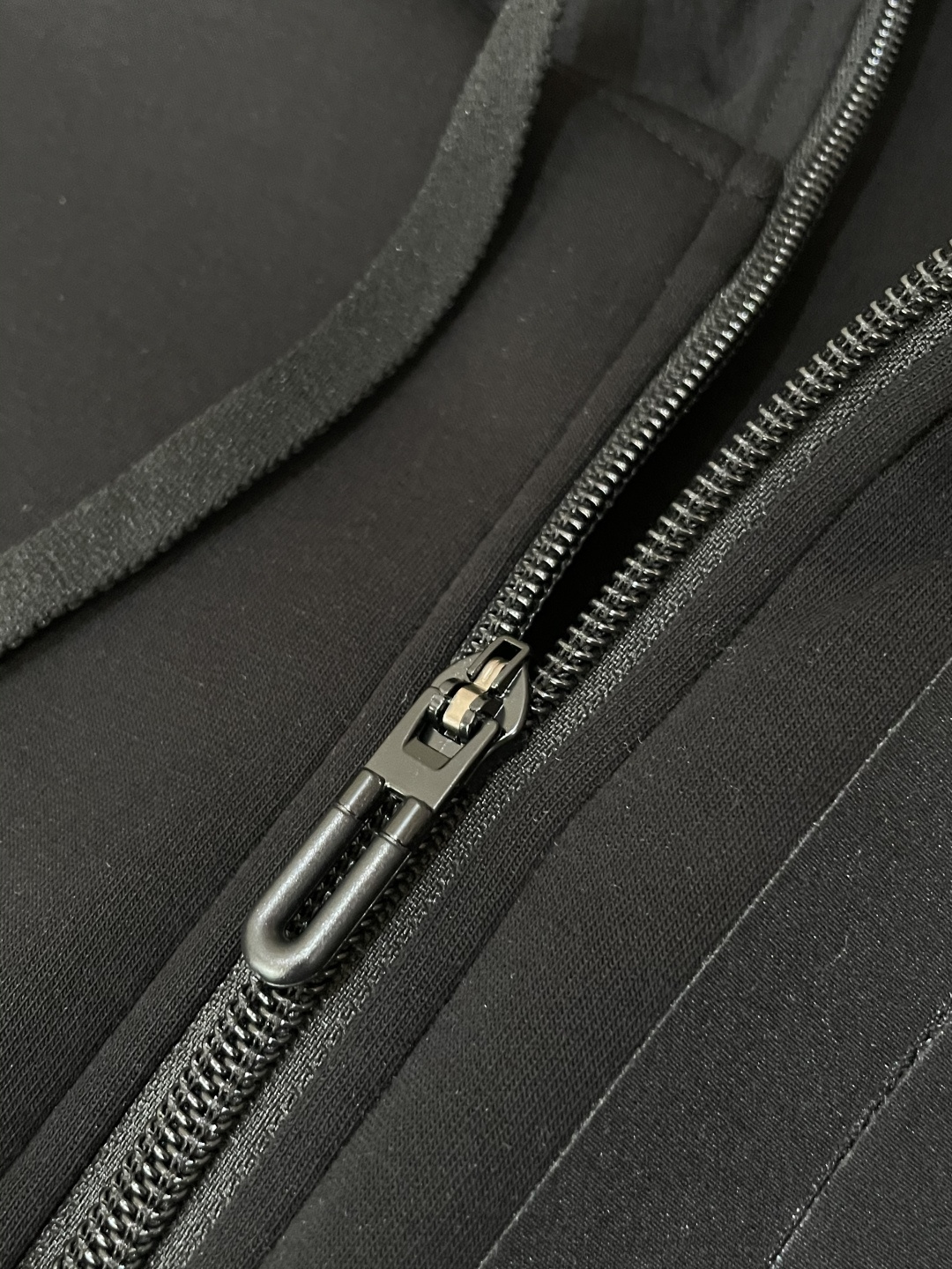 2025秋冬系列上新✨始祖鸟 棉质连帽卫衣此款卫衣衫选用定制进口空气层针织棉布制成，该面料手感轻薄细腻软