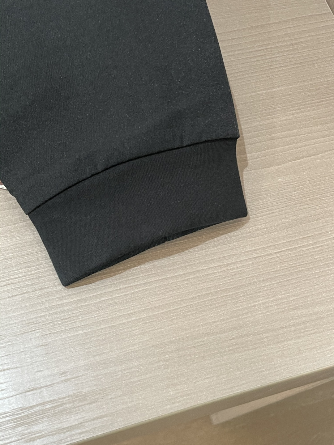 2025秋冬系列上新✨始祖鸟 棉质连帽卫衣此款卫衣衫选用定制进口空气层针织棉布制成，该面料手感轻薄细腻软