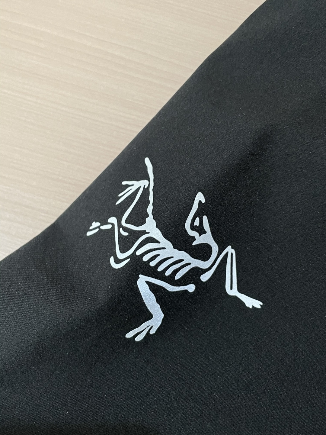 2025秋冬系列上新✨始祖鸟 棉质连帽卫衣此款卫衣衫选用定制进口空气层针织棉布制成，该面料手感轻薄细腻软