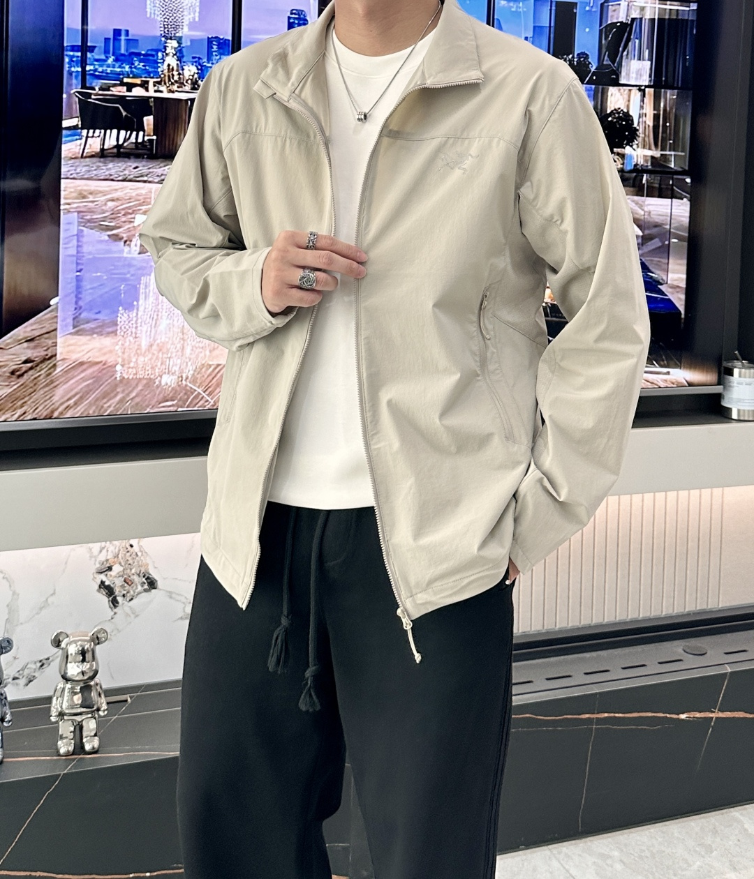 NO:629102,Arcteryx/Arcteryx 2025 new soft shell jacket This GAMMALT jacket is made of light and wear-resistant WEE BURLY soft shell fabric, 90 nylon and 10 spandex double-woven fabric treated with DWR (durable waterproof). It is wear-resistant, light, moderately warm, windproof and rainproof.  The fabric is windproof and breathable, feels comfortable, has the two-way elasticity of elastic fiber, is light and wear-resistant. The fabric is windproof and rainproof, and the textured bottom surface is warm and comfortable. It can absorb moisture and sweat in various weather activities and activity intensity. The fabric is light, breathable, soft, and elastic, which improves ergonomic freedom. It can be easily layered in a jacket, and the friction between the fabrics is quiet and silent when worn.  Three-dimensional slim fit, increased breathability and flexibility for high-intensity activities, high performance, lightweight and durable, more comfortable, no stuffiness, and super breathable!  Elastic and adjustable cuffs. Extended back hem. Adjustable hem drawstring. Taped hem. Exquisite logo embroidery on the edge of the sleeves, exquisite craftsmanship. Articulated elbows and underarm gusset cutters for free movement!  Whether it is comfortable to wear or the effect of the fit, it is a top-notch style with simple design, customized YKK zippers all over, all pockets are closed with zippers, and items are safely stored. Sizes m-xxxl, burberryarc'teryx, jackets & coats, jackets & coats, alexander wang19860909Arcteryx/始祖鸟 2025新款软壳夹克外套 这款GAMMALT夹克采用轻薄耐磨的WEE BURLY软壳面料,90锦纶10氨纶双织布经DWR(持久防水)处理,耐磨,轻薄,中度保暖,防风挡雨. 面料防风而透气,感觉舒适,具有弹性纤维的双向弹性,轻薄而耐磨.其面料防风挡雨,富有质感的底面保暖舒适,在各种天气活动和活动强度中能吸湿排汗 其面料轻薄、透气且柔软,富有弹性,提高了人体工学自由度,可轻松叠穿在外套里,并且穿着时面料间的摩擦安静无声 、 立体修身剪裁,增加高强度活动的透气性灵活性,高性能,轻量而耐倍加舒适,无闷热感,透气性超强！ 弹性可调节袖口.加长后摆.可调下摆抽绳.压胶下摆 袖子边饰有精致logo刺绣,精湛工艺 铰接式肘部, 腋下角撑板剪,活动自如！无论是穿着舒适 还是版型效果 都是顶级款式设计简约,全身定制YKK拉链,口袋全部采用拉链闭合,携带物品安全存放 尺码m-xxxl,,burberryarc'teryx,jackets & coats,jackets & coats,alexander wang,Men's clothing