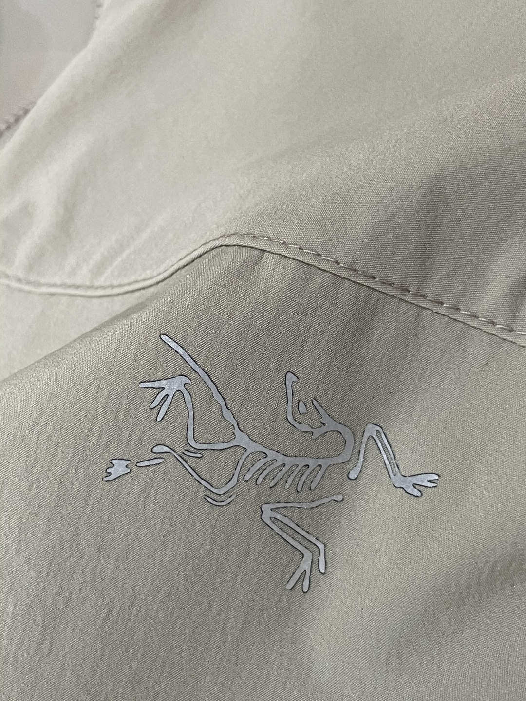 Arcteryx/始祖鸟 2025新款软壳夹克外套这款GAMMALT夹克采用轻薄耐磨的WEE BURLY