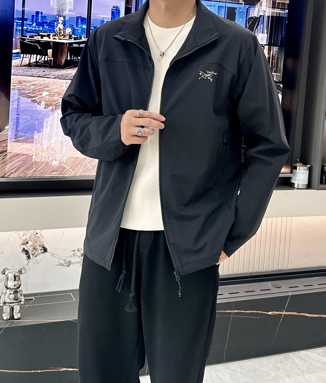 NO:530752,Arcteryx/Architecture Bird 2025 new soft shell jacket jacket This GAMMALT jacket is made of light and wear-resistant WEE BURLY soft shell fabric, 90 nylon 10 spandex double woven fabric is treated with DWR (long-lasting waterproof), wear-resistant, light, medium warm, wind-proof and rain-proof. The fabric is wind-proof and breathable, comfortable, with the bidirectional elasticity of elastic fiber, light and wear-resistant. Its fabric is wind-proof and rain-proof, and the textured bottom is warm and comfortable, and can absorb moisture and sweat in various weather activities and activities. The fabric is thin, breathable and soft, elastic, and improves ergonomic freedom. It can be easily layered in the jacket, and the friction between the fabrics is quiet and silent when worn.  Three-dimensional slim tailoring increases breathability and flexibility for high-intensity activities, high performance, lightweight and durable and comfortable, no stuffy feeling, and super breathable!  Elastic adjustable cuffs, extended rear swing, adjustable hem drawstring, pressed hem, exquisite logo embroidery on the sleeves, exquisite craftsmanship, articulated elbows, underarm gusset shears, easy to move!  Whether it is comfortable to wear or the style effect, the top style is simple to design, full-body custom YKK zipper, all pockets are zippered and closed, and the items are safely stored. Size m-xxxl, burberryarc'teryx, jackets & coats, jackets & coats, alexander wang19860909Arcteryx/始祖鸟 2025新款软壳夹克外套 这款GAMMALT夹克采用轻薄耐磨的WEE BURLY软壳面料,90锦纶10氨纶双织布经DWR(持久防水)处理,耐磨,轻薄,中度保暖,防风挡雨. 面料防风而透气,感觉舒适,具有弹性纤维的双向弹性,轻薄而耐磨.其面料防风挡雨,富有质感的底面保暖舒适,在各种天气活动和活动强度中能吸湿排汗 其面料轻薄、透气且柔软,富有弹性,提高了人体工学自由度,可轻松叠穿在外套里,并且穿着时面料间的摩擦安静无声 、 立体修身剪裁,增加高强度活动的透气性灵活性,高性能,轻量而耐倍加舒适,无闷热感,透气性超强！ 弹性可调节袖口.加长后摆.可调下摆抽绳.压胶下摆 袖子边饰有精致logo刺绣,精湛工艺 铰接式肘部, 腋下角撑板剪,活动自如！无论是穿着舒适 还是版型效果 都是顶级款式设计简约,全身定制YKK拉链,口袋全部采用拉链闭合,携带物品安全存放 尺码m-xxxl,,burberryarc'teryx,jackets & coats,jackets & coats,alexander wang,Men's clothing