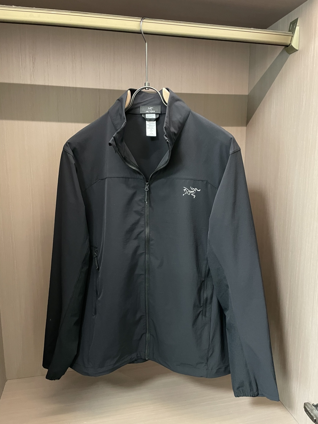 Arcteryx/始祖鸟 2025新款软壳夹克外套这款GAMMALT夹克采用轻薄耐磨的WEE BURLY