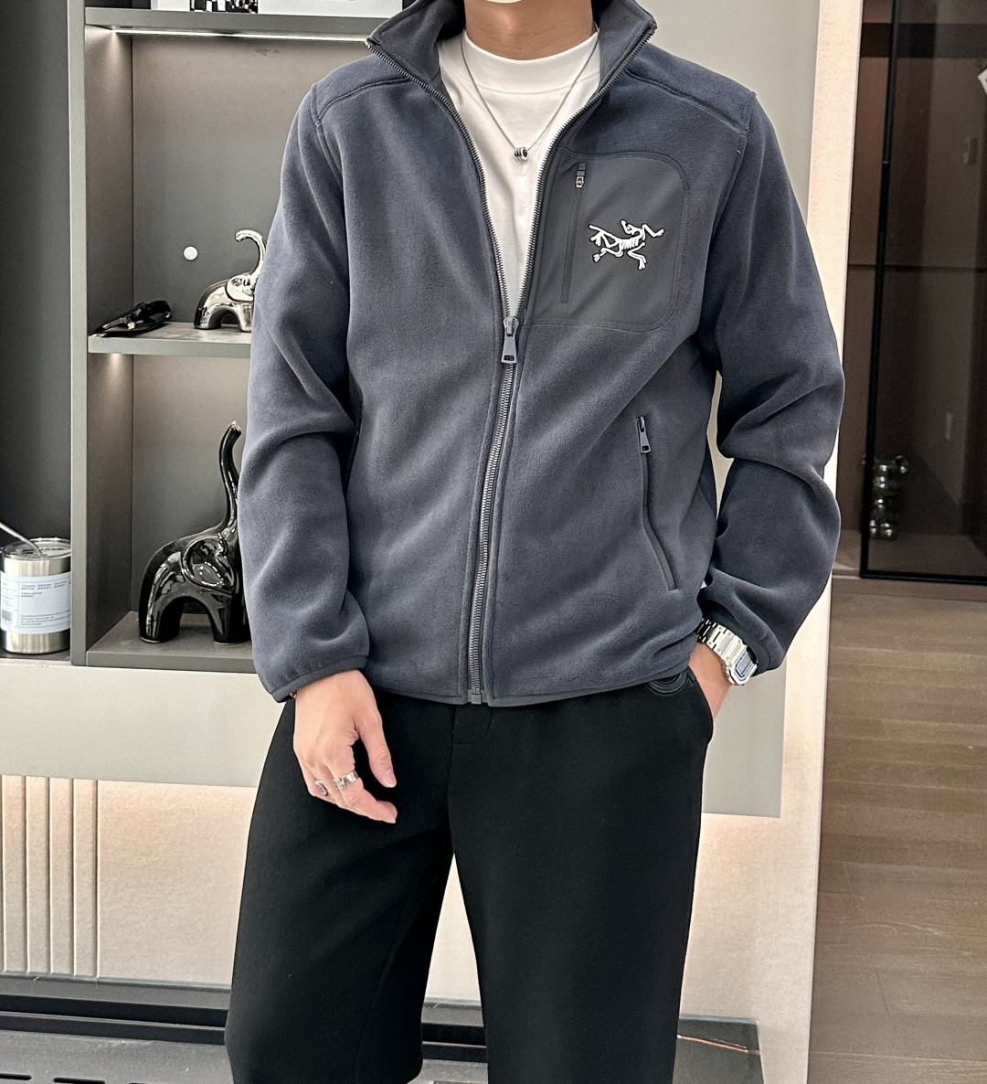 NO:530758,ARC'TERYX KYANITE HOODY Warm Men's Fleece Sweater Archaeoptera bird This fleece jacket can be worn as a middle layer or alone, locking warmth to keep you moving freely and warm, making you comfortable and comfortable. The soft brushed velvet has four-way stretchability. It can be easily worn under the shell, integrating elasticity, warmth and wear resistance. It allows you to experience lightness and warmth easily. It feels delicate, has rich details, special shape, and is very fashionable and high-end. It can be worn inside and outside, and is the first choice for high-frequency outfits in the cabinet. Size L XL XXL 3XL 4XL 5XL,arc'teryx,jackets & coats,alexander wang19860909ARC'TERYX始祖鸟 KYANITE HOODY 保暖 男士抓绒衫 始祖鸟这款摇粒绒外套,可作为中间层或单独穿着,锁温保暖,使你活动自如保暖舒适.柔软的拉绒,具有四向拉伸性.可轻松穿在外壳之下,具弹性、保暖、耐磨为一体.让你轻松体验轻便温暖.手感细腻,丰富细节设计,造型特别,极具时尚高级感.内穿外搭都可以,是橱柜中高频穿搭首选. 尺寸L XL XXL 3XL 4XL 5XL,arc'teryx,jackets & coats,alexander wang,Men's clothing