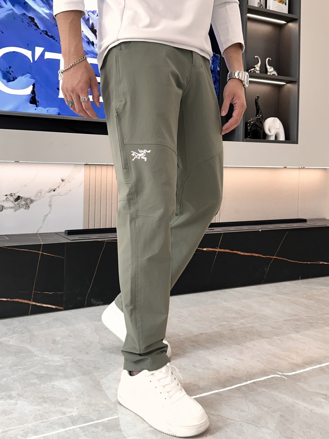 始祖鸟 男士休闲裤👍速干面料休闲裤，最新款上身版型无敌正！绝对可以闭眼收的一款此款裤子非常百搭，弹力腰围