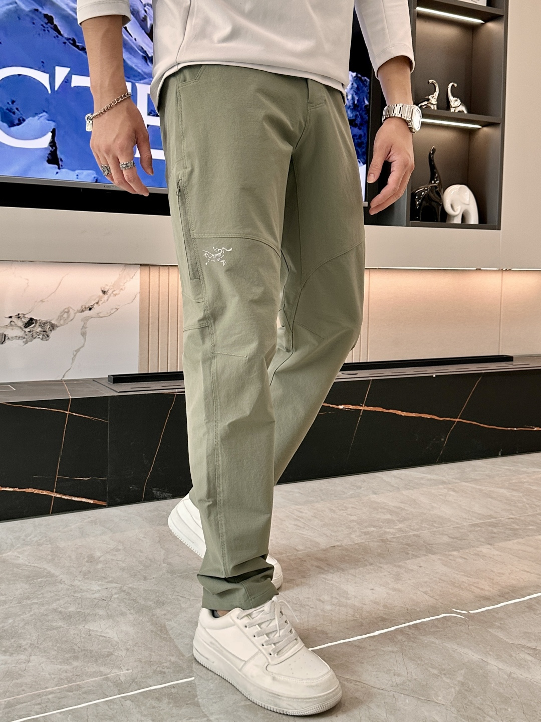 始祖鸟 男士休闲裤👍速干面料休闲裤，最新款上身版型无敌正！绝对可以闭眼收的一款此款裤子非常百搭，弹力腰围