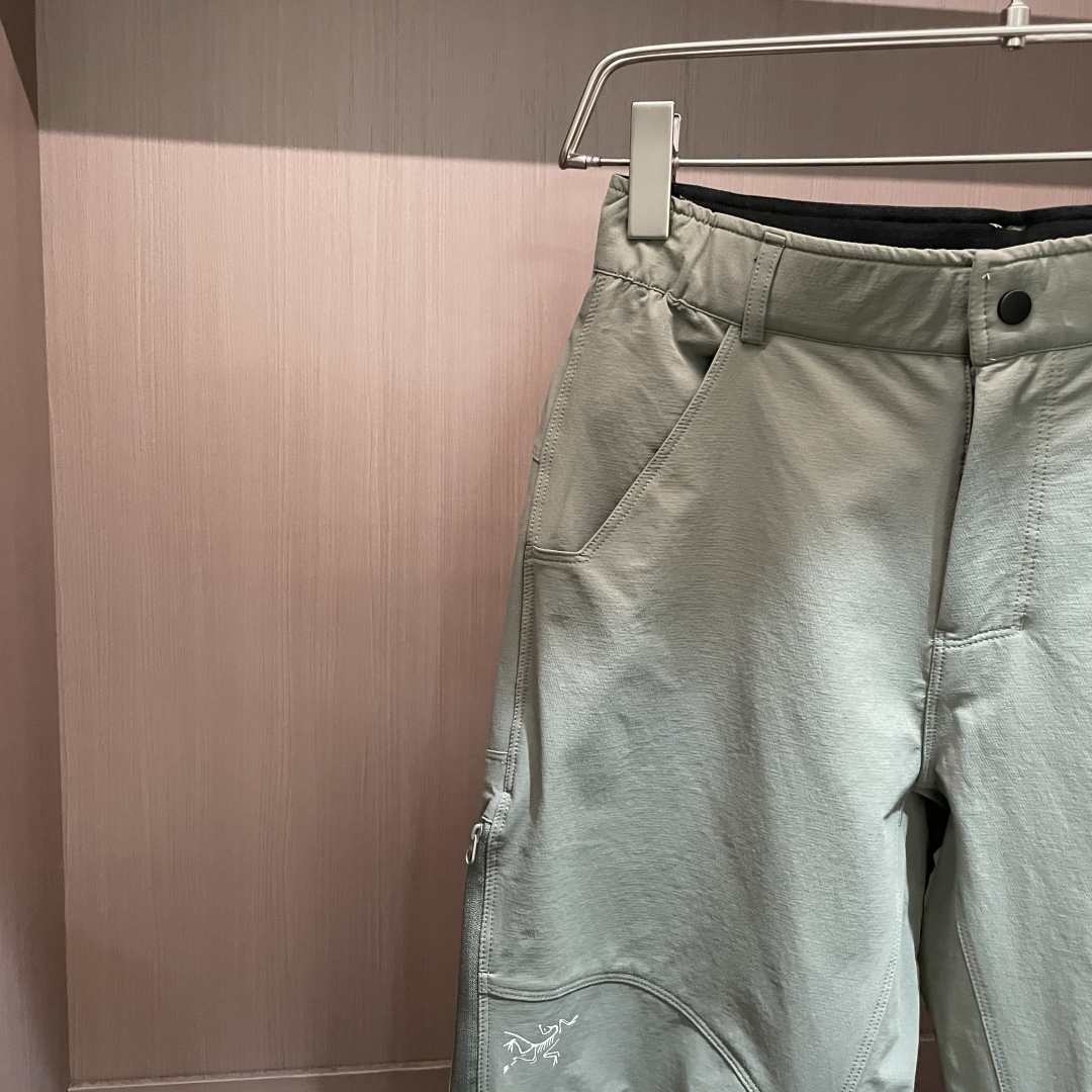 始祖鸟 男士休闲裤👍速干面料休闲裤，最新款上身版型无敌正！绝对可以闭眼收的一款此款裤子非常百搭，弹力腰围