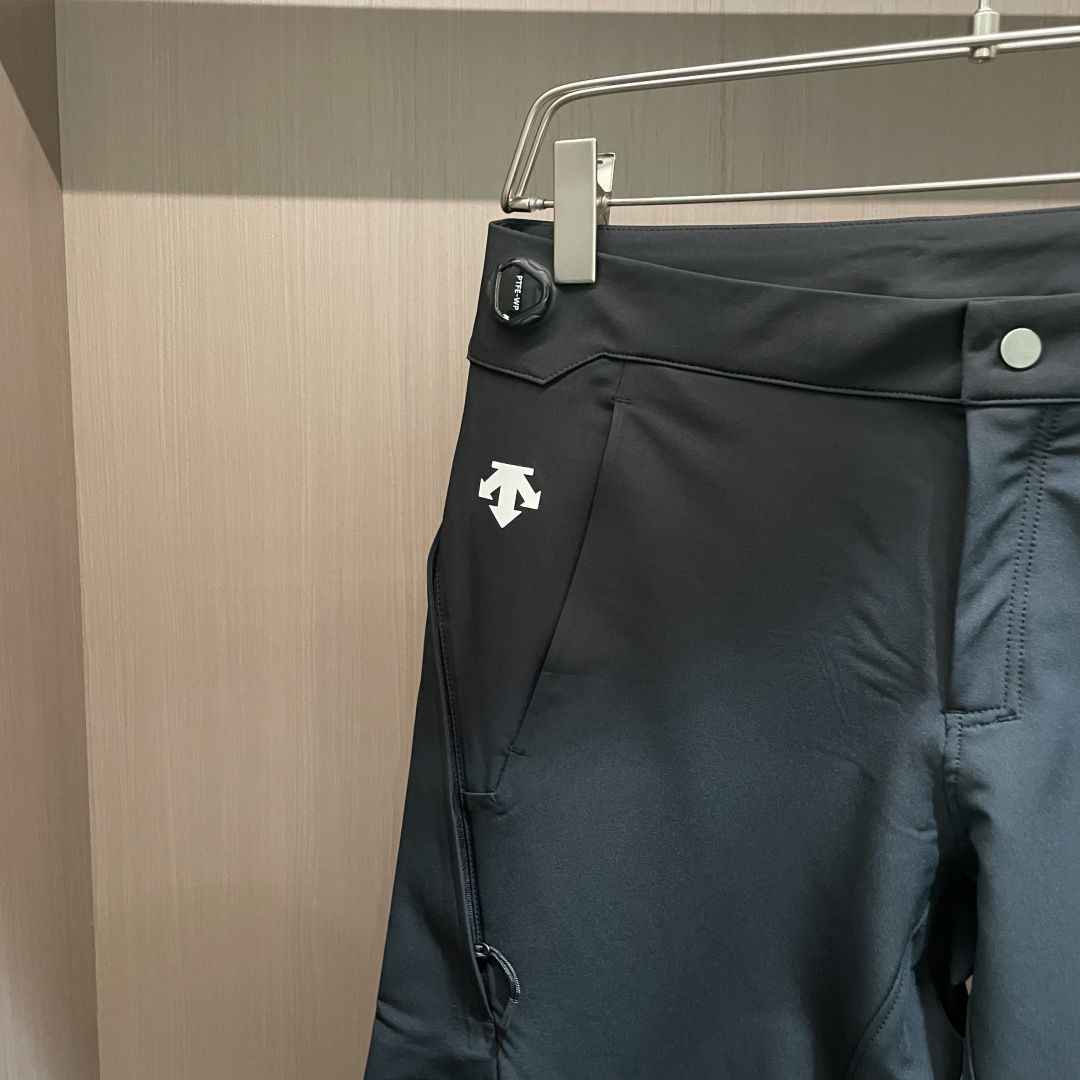 迪桑特 男士休闲裤👍速干面料休闲裤，最新款上身版型无敌正！绝对可以闭眼收的一款此款裤子非常百搭，弹力腰围