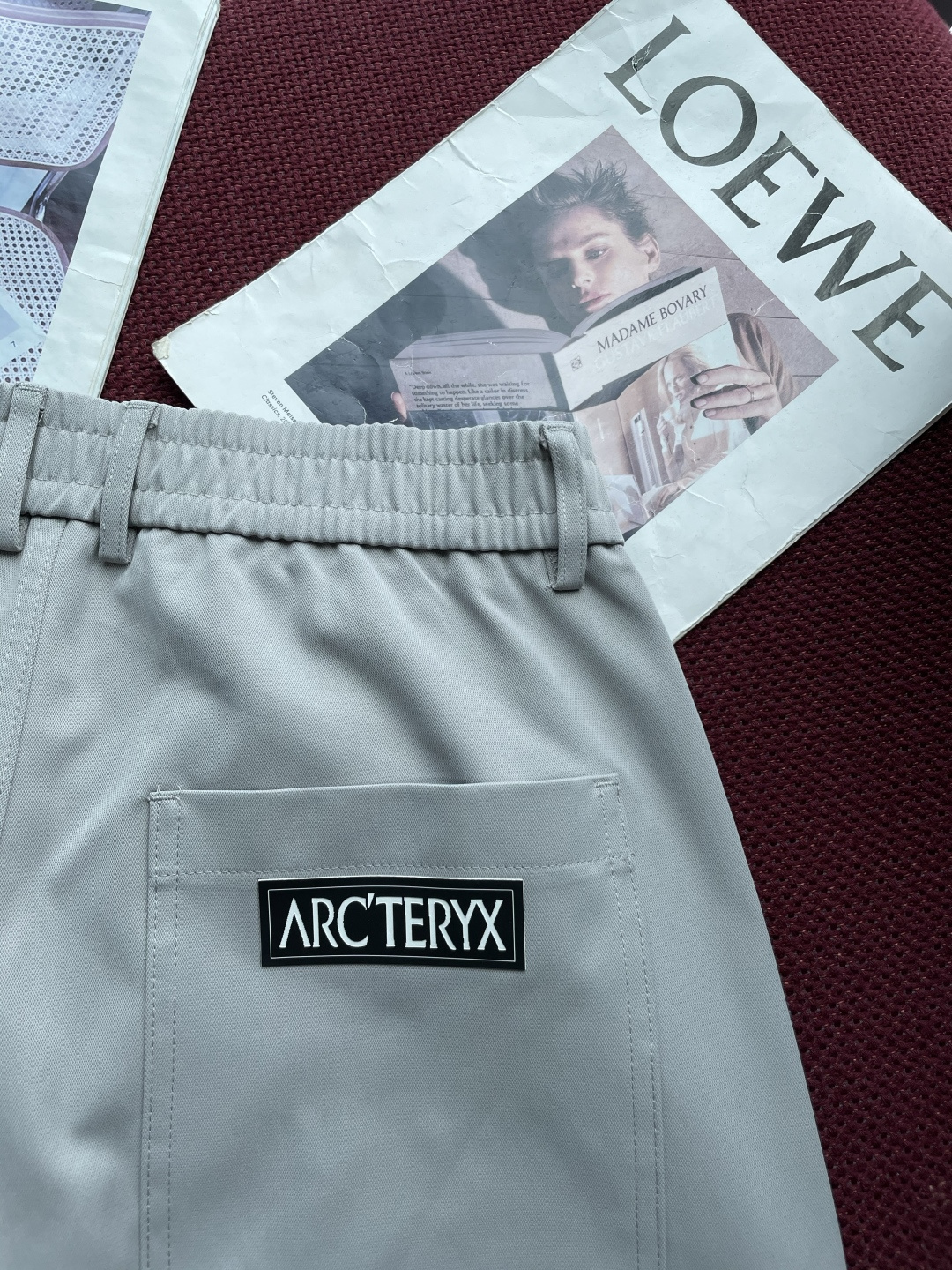 始祖鸟 2025秋冬最新休闲裤 潮人必备 版型超赞，能很好的修复各种腿型，非常个性！柔软排汗，舒适度极高