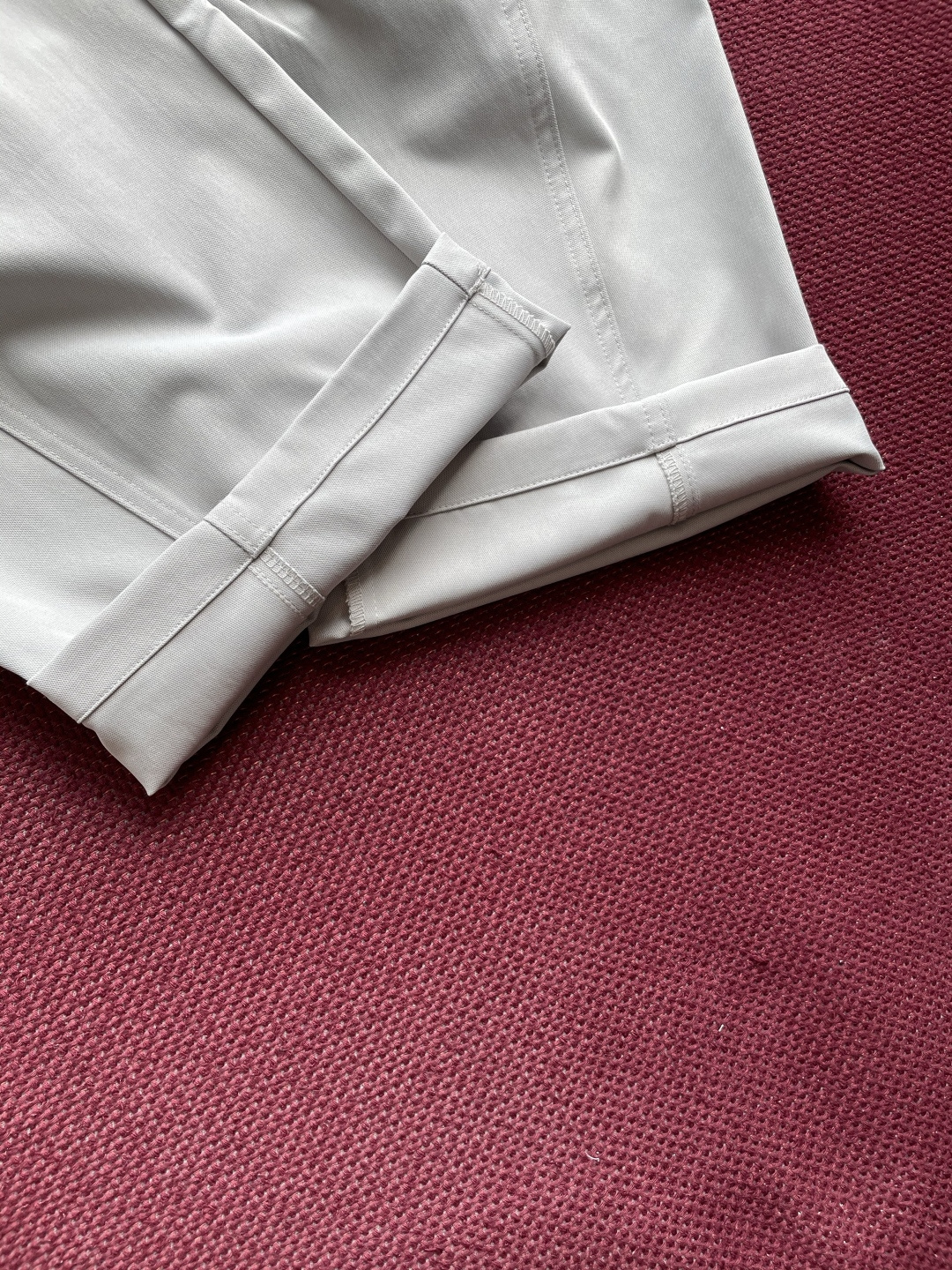 始祖鸟 2025秋冬最新休闲裤 潮人必备 版型超赞，能很好的修复各种腿型，非常个性！柔软排汗，舒适度极高