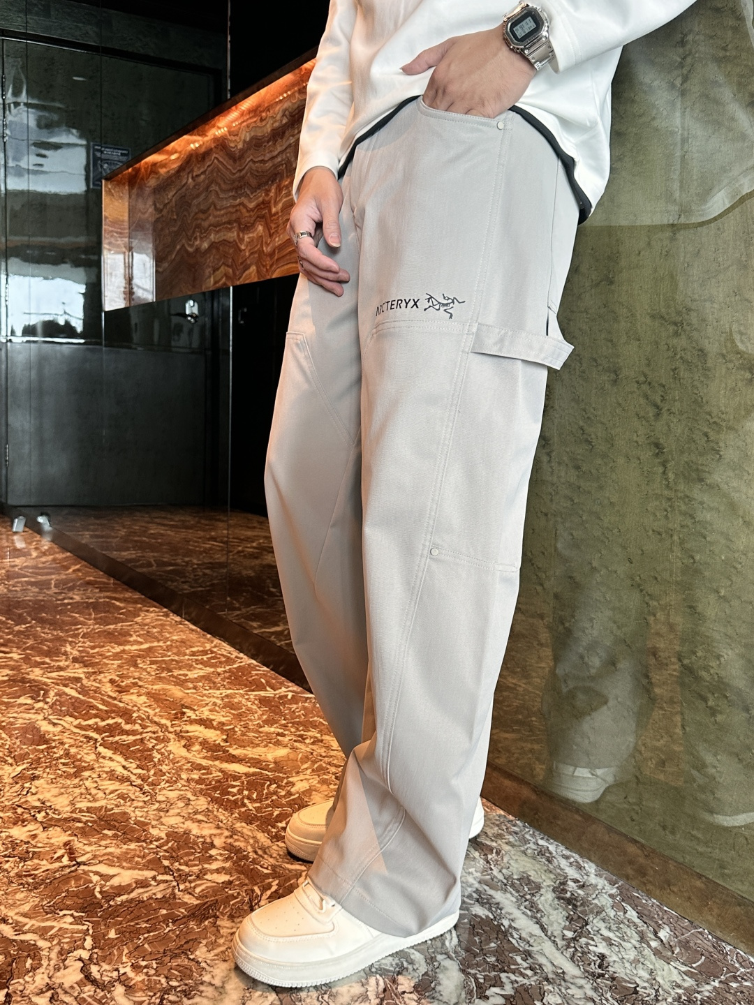 NO:530768,Archaeopteryx 2025 autumn and winter latest casual pants, a must-have for trendy people. The style is excellent and can repair various leg shapes well, which is very personal!  Soft and sweat-relieving, extremely comfortable. Customized elastic rubber at the waist of the trouser legs and original auxiliary materials. The upper body is sports and casual and fashionable, and is essential for leisure and traveling. Size 29-36, arc'teryx, alexander wang19860909始祖鸟 2025秋冬最新休闲裤 潮人必备 版型超赞,能很好的修复各种腿型,非常个性！柔软排汗,舒适度极高.裤腿腰部订制松紧橡筋、原版辅料细节.上身运动休闲时尚,出街休闲、外出旅游必备. 尺码29-36,arc'teryx,alexander wang,Men's clothing