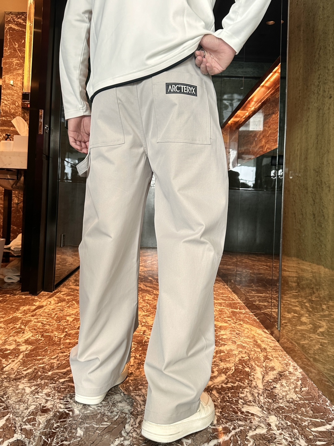 始祖鸟 2025秋冬最新休闲裤 潮人必备 版型超赞，能很好的修复各种腿型，非常个性！柔软排汗，舒适度极高