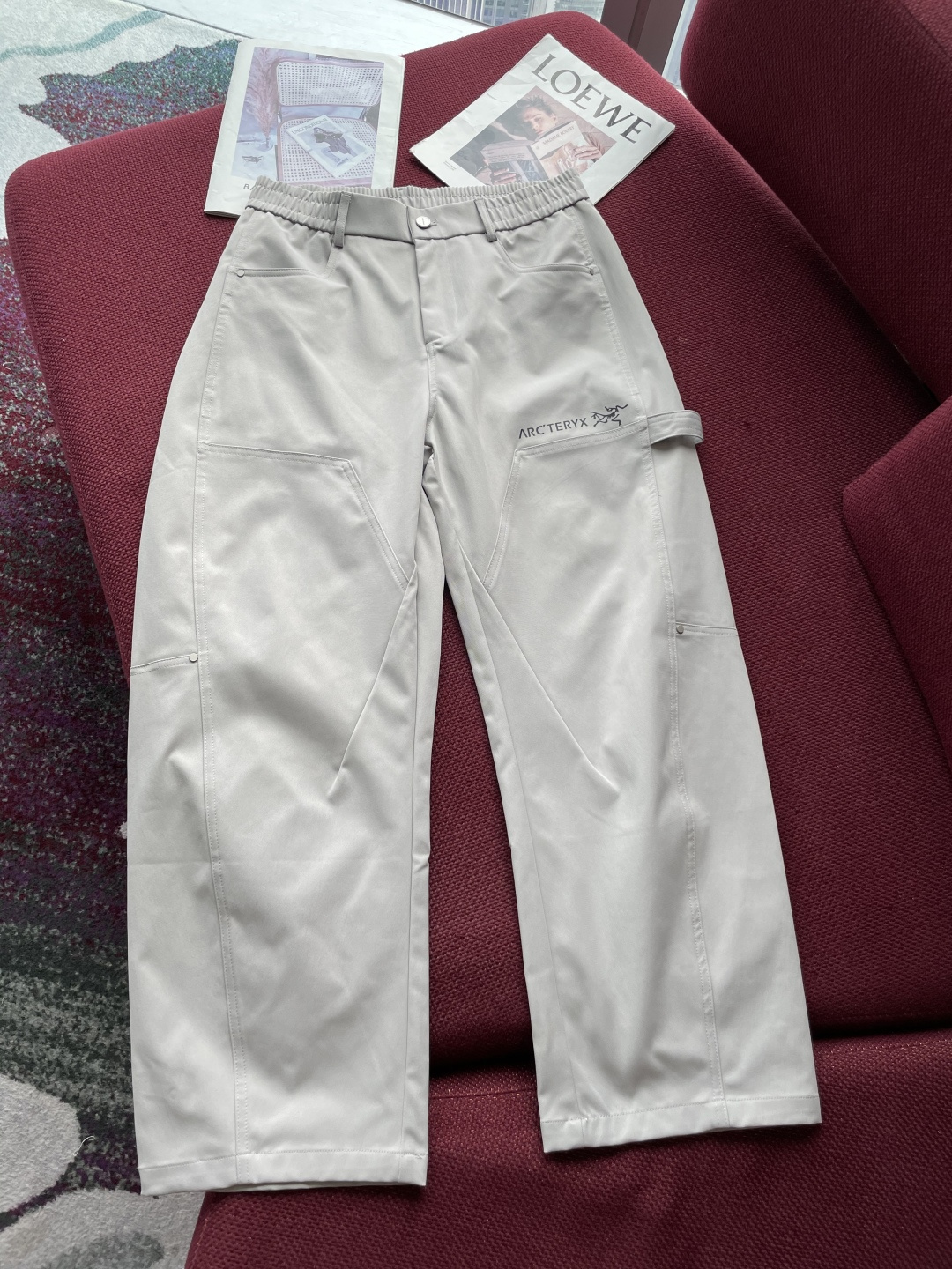 始祖鸟 2025秋冬最新休闲裤 潮人必备 版型超赞，能很好的修复各种腿型，非常个性！柔软排汗，舒适度极高