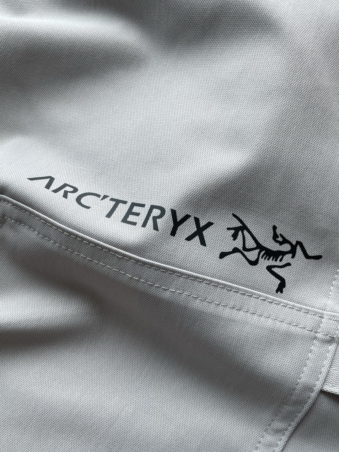 始祖鸟 2025秋冬最新休闲裤 潮人必备 版型超赞，能很好的修复各种腿型，非常个性！柔软排汗，舒适度极高