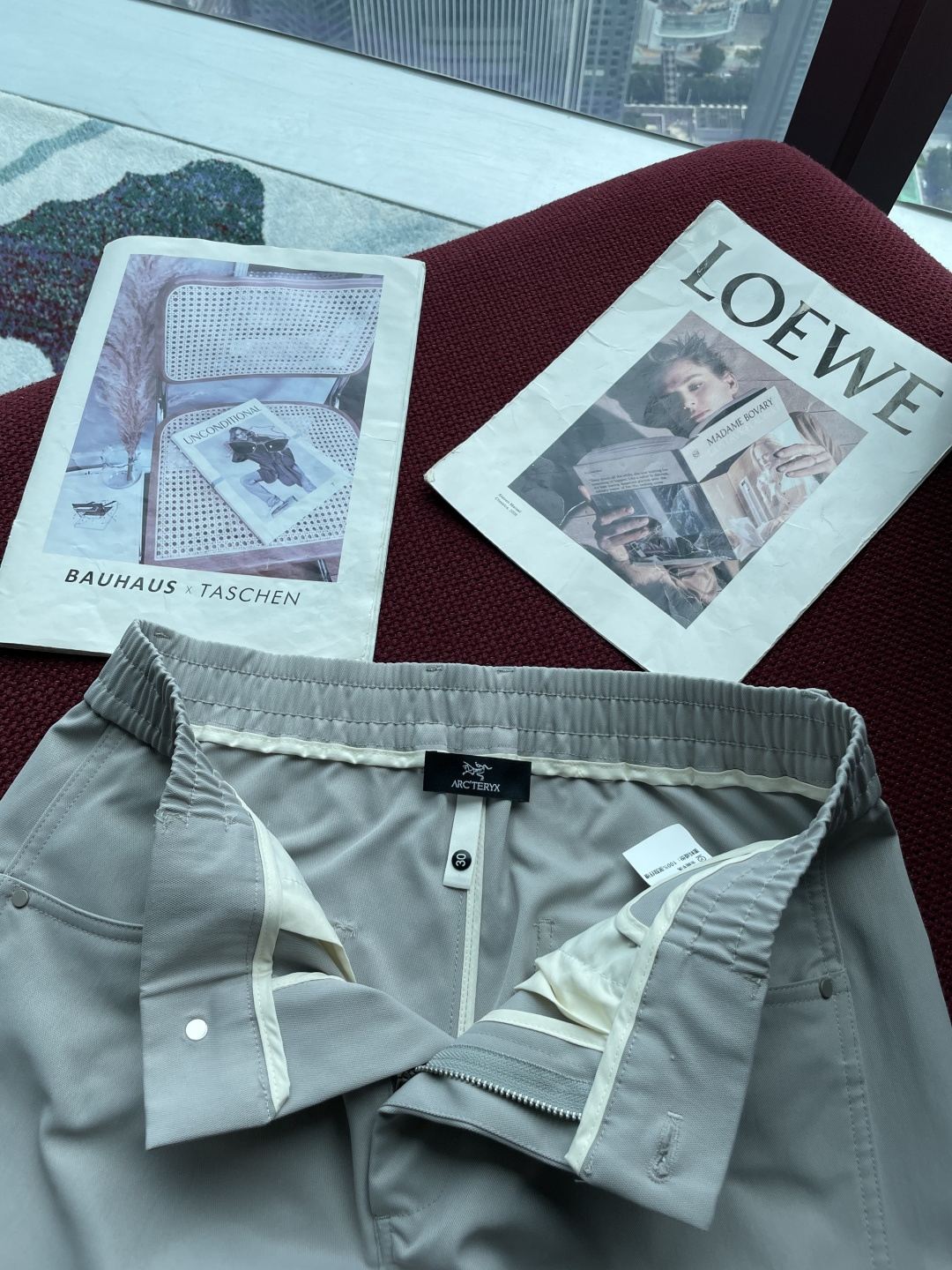 始祖鸟 2025秋冬最新休闲裤 潮人必备 版型超赞，能很好的修复各种腿型，非常个性！柔软排汗，舒适度极高