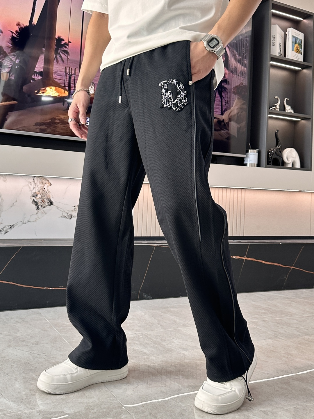 NO:531938,Dior new autumn and winter casual pants!  The official website is released simultaneously. The brand's classic LOGO casual pants, customized fabric, excellent comfort and strong hand touch. Very high recognition and perfect quality craftsmanship. Size M-3XL, dior, alexander wang19860909Dior 秋冬新款休闲裤！官网同步发售.品牌经典LOGO休闲裤 ,定制面料,舒适度极好,手触感强烈.辨识度极高,完美品相工艺. 尺码M-3XL,,dior,alexander wang,Men's clothing