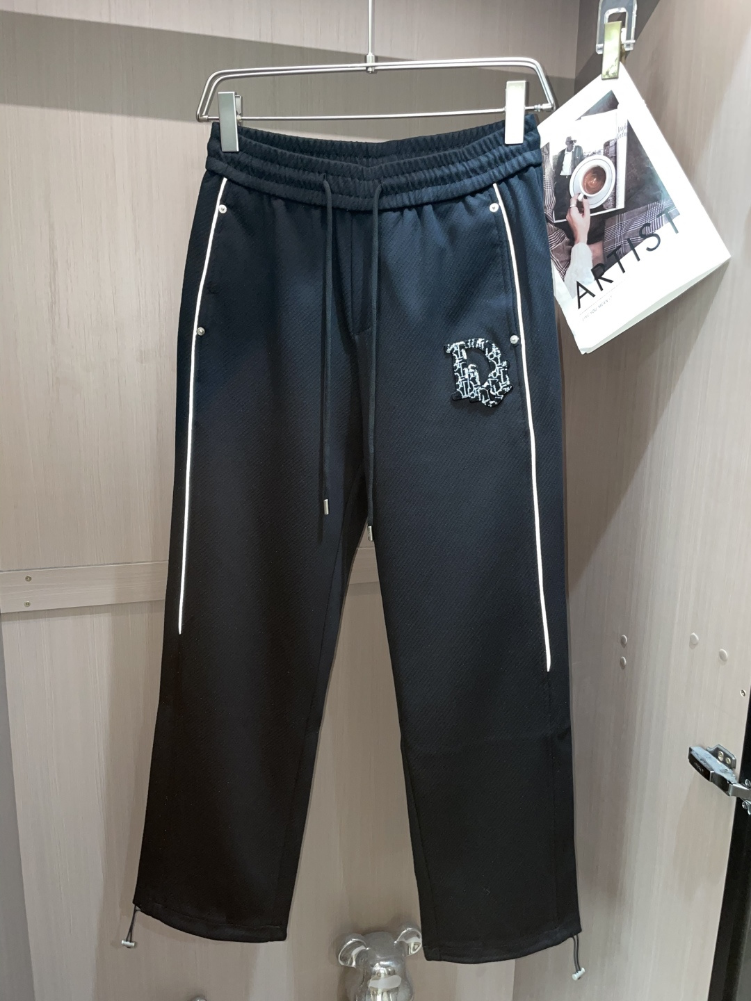 🏊 Dior 2025秋冬新款休闲裤！官网同步发售。品牌经典LOGO休闲裤 ，定制面料，舒适度极好，手触