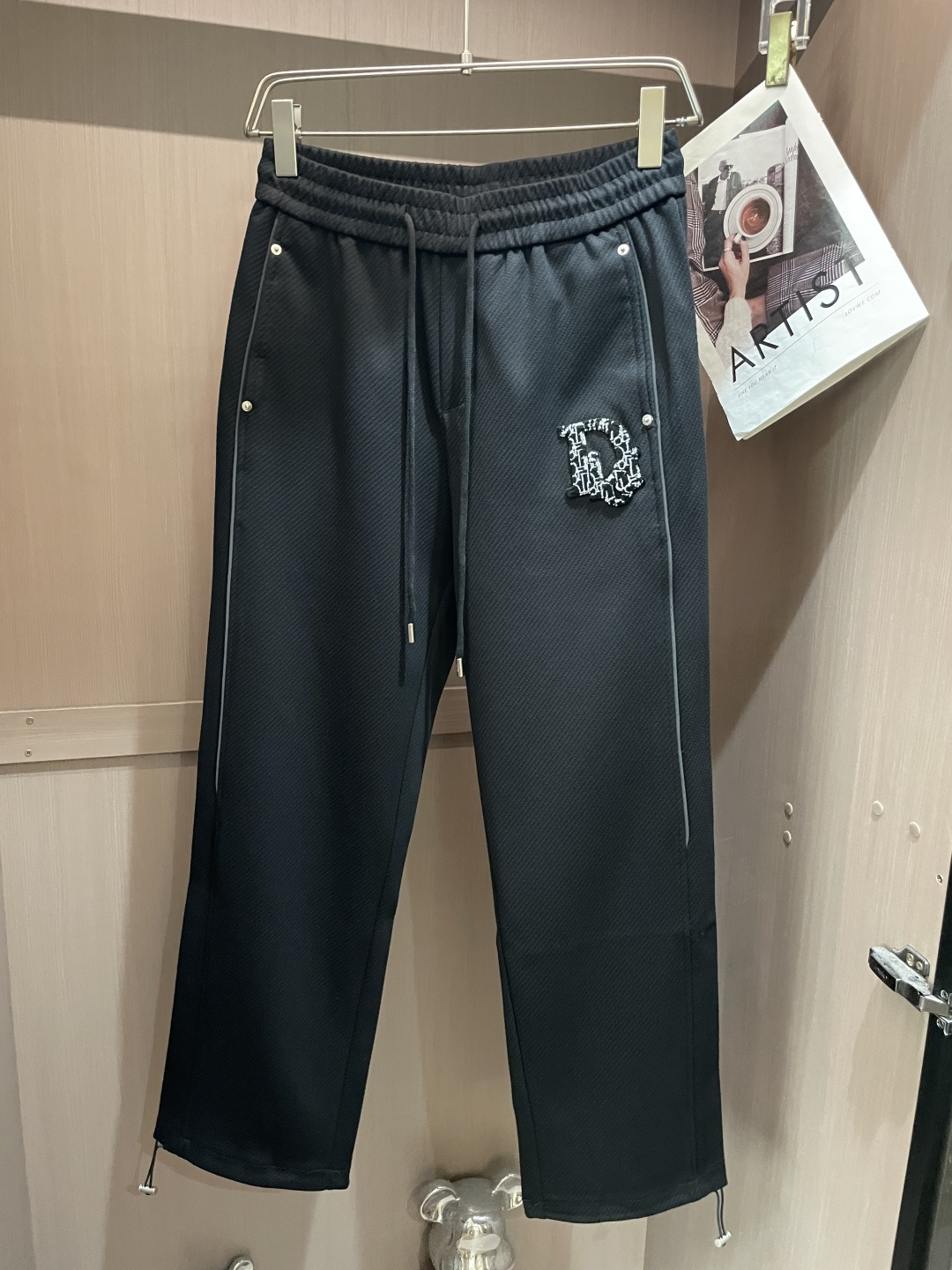 🏊 Dior 2025秋冬新款休闲裤！官网同步发售。品牌经典LOGO休闲裤 ，定制面料，舒适度极好，手触