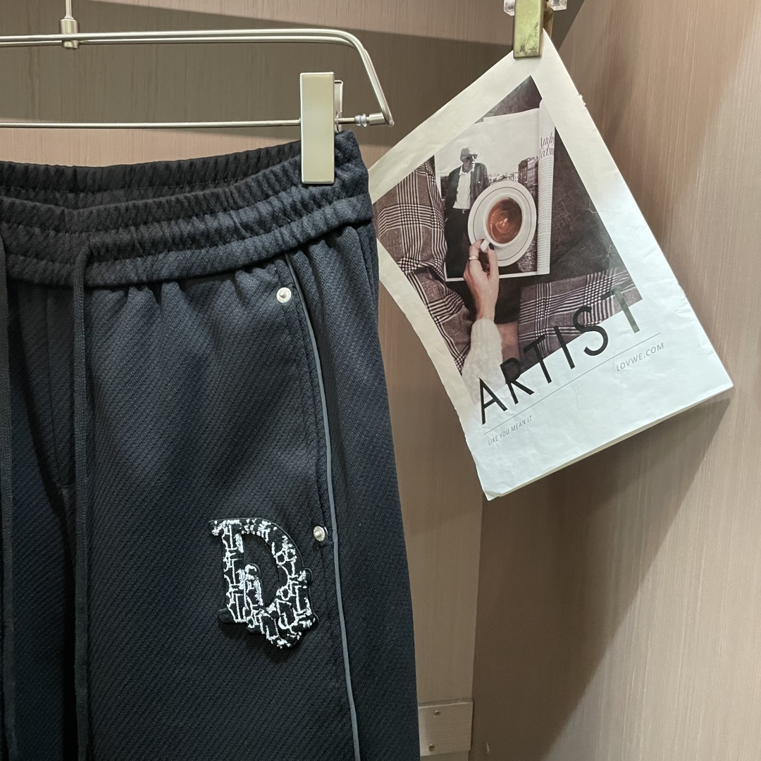 🏊 Dior 2025秋冬新款休闲裤！官网同步发售。品牌经典LOGO休闲裤 ，定制面料，舒适度极好，手触