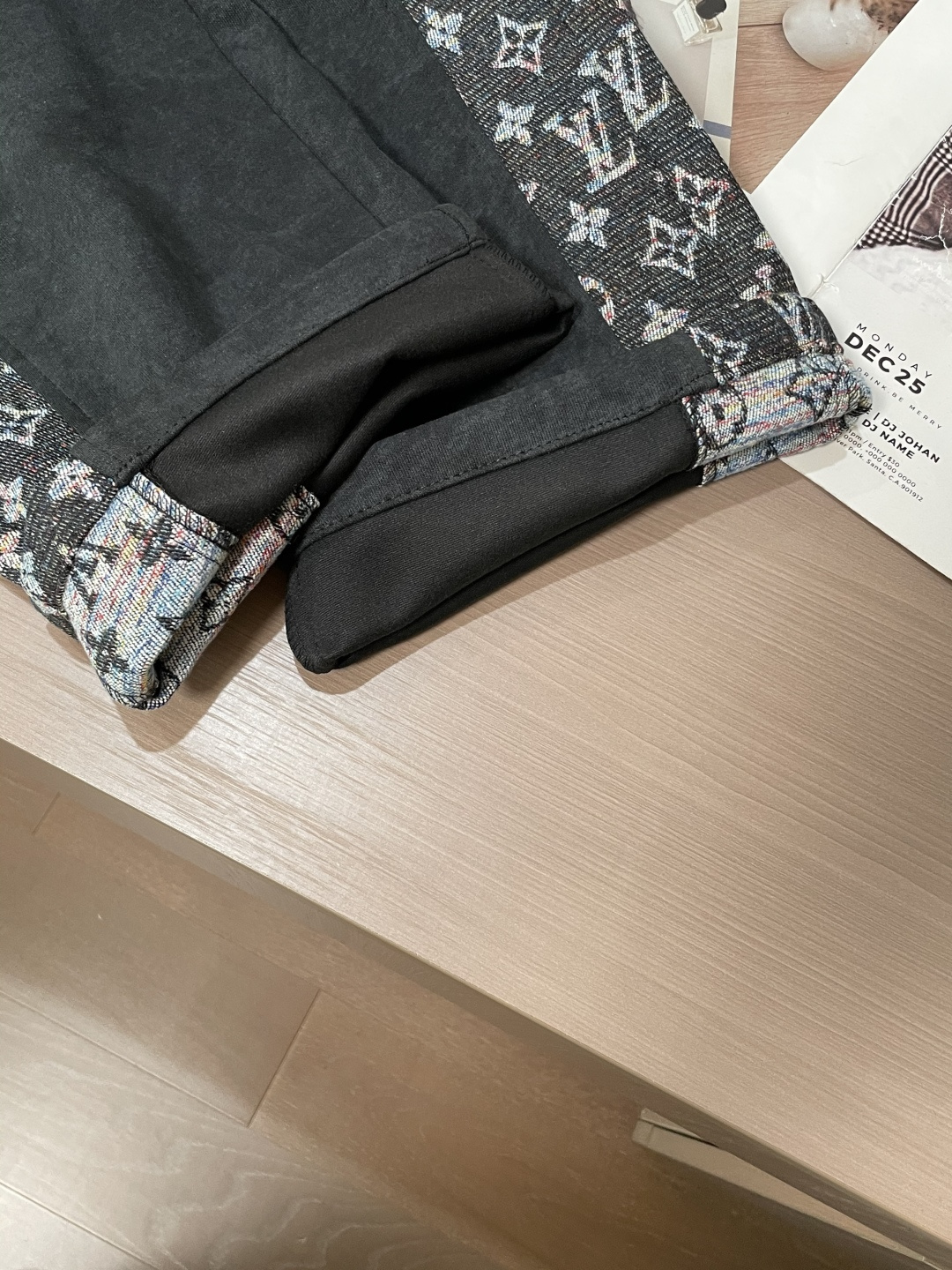 🏊 Lv 2025秋冬新款休闲裤！官网同步发售。品牌经典LOGO休闲裤 ，定制面料，舒适度极好，手触感强