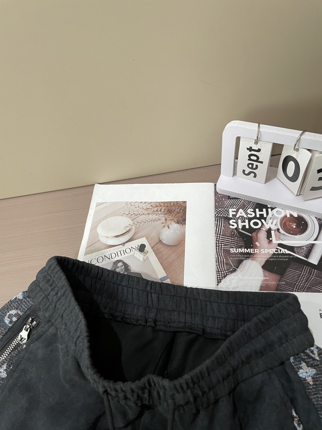 🏊 Lv 2025秋冬新款休闲裤！官网同步发售。品牌经典LOGO休闲裤 ，定制面料，舒适度极好，手触感强