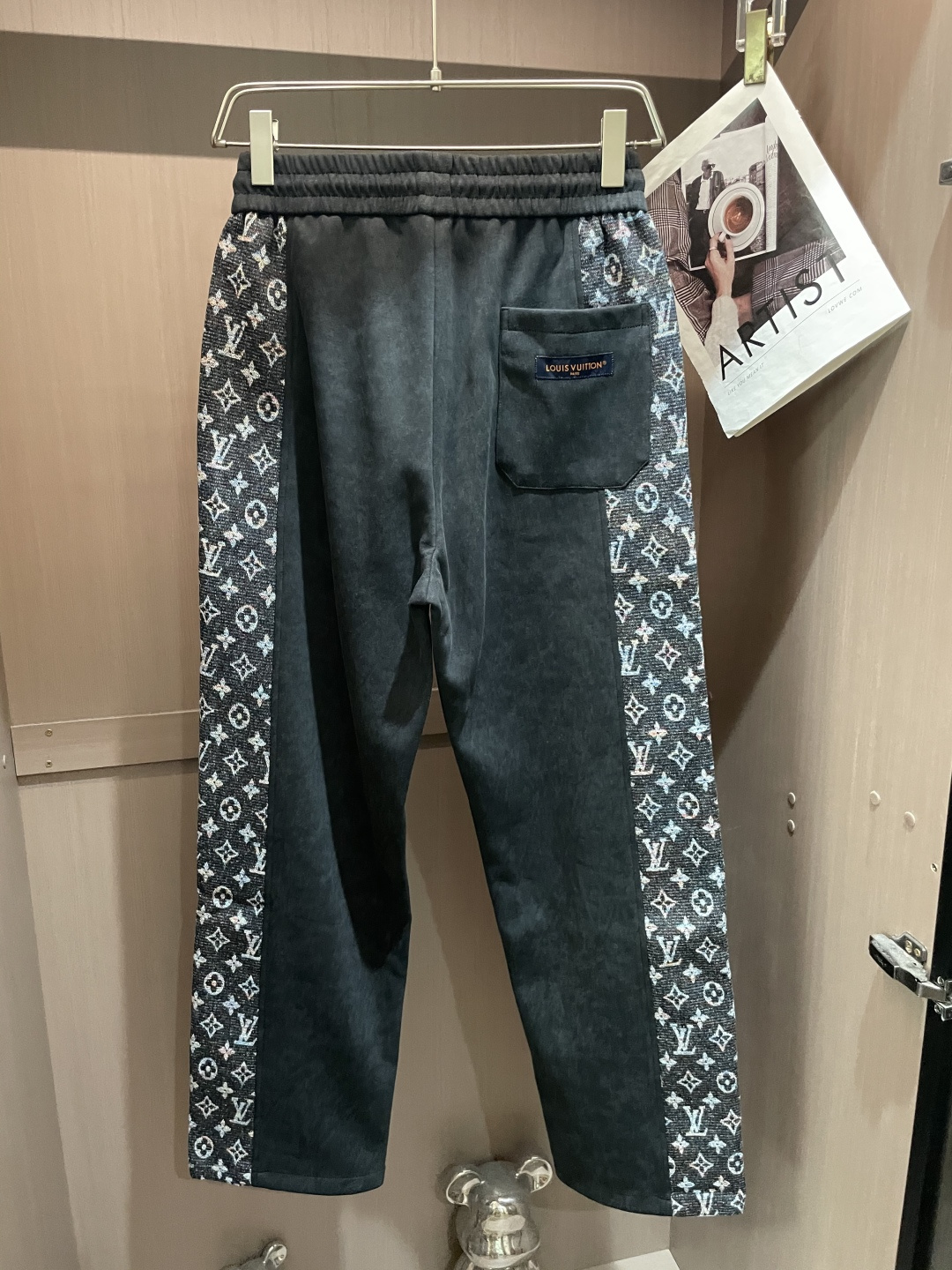 🏊 Lv 2025秋冬新款休闲裤！官网同步发售。品牌经典LOGO休闲裤 ，定制面料，舒适度极好，手触感强
