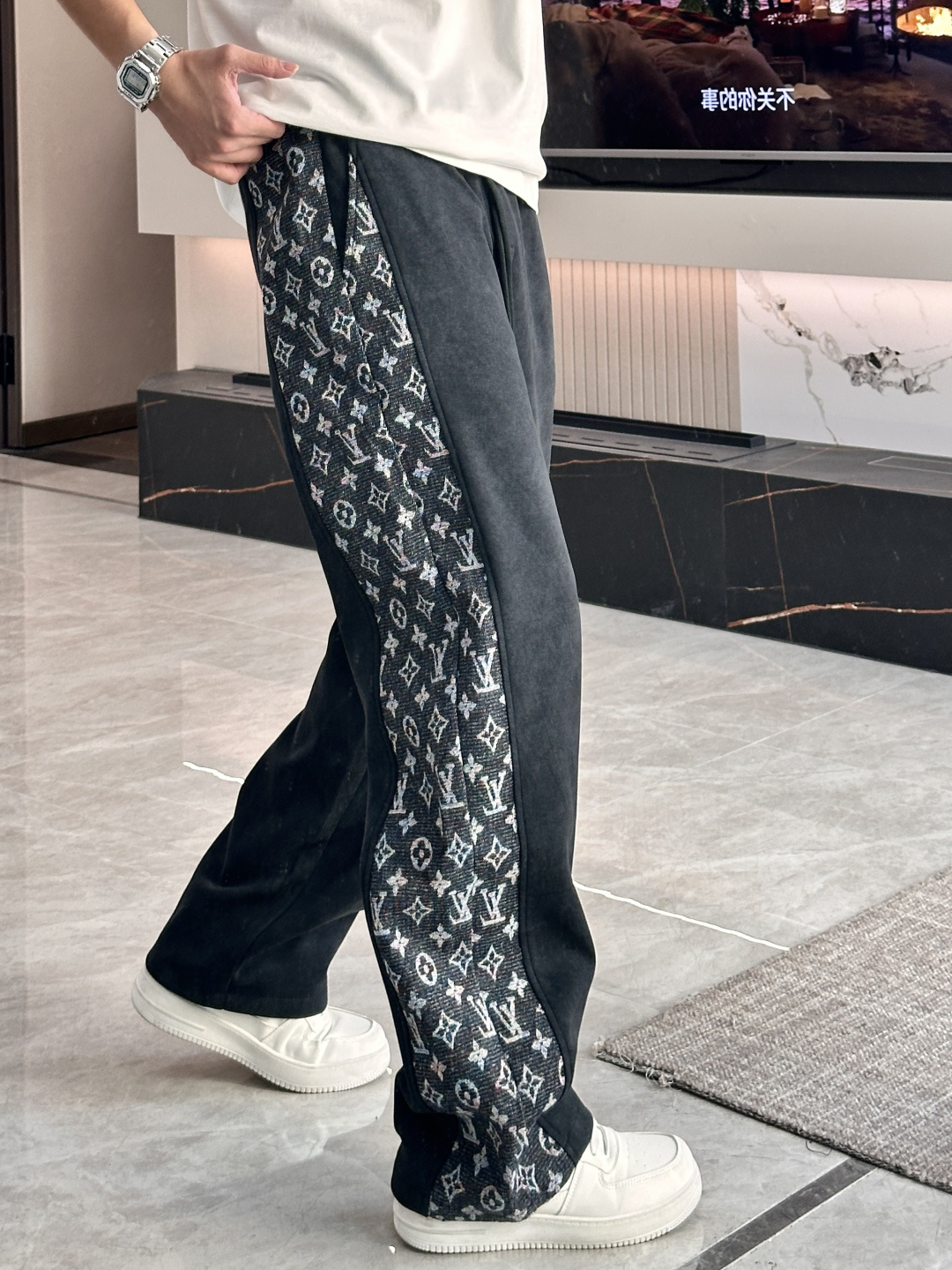 🏊 Lv 2025秋冬新款休闲裤！官网同步发售。品牌经典LOGO休闲裤 ，定制面料，舒适度极好，手触感强