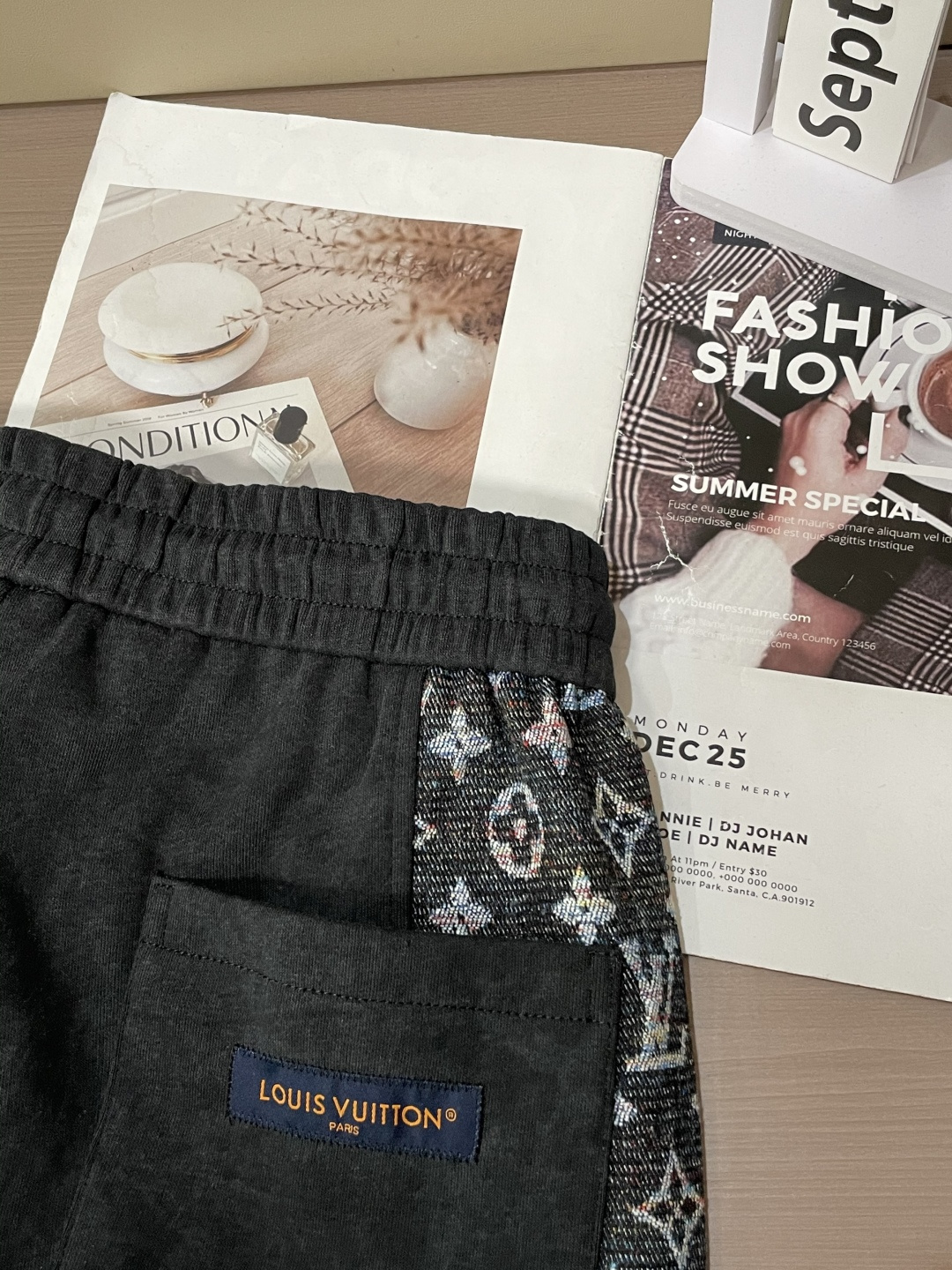 🏊 Lv 2025秋冬新款休闲裤！官网同步发售。品牌经典LOGO休闲裤 ，定制面料，舒适度极好，手触感强