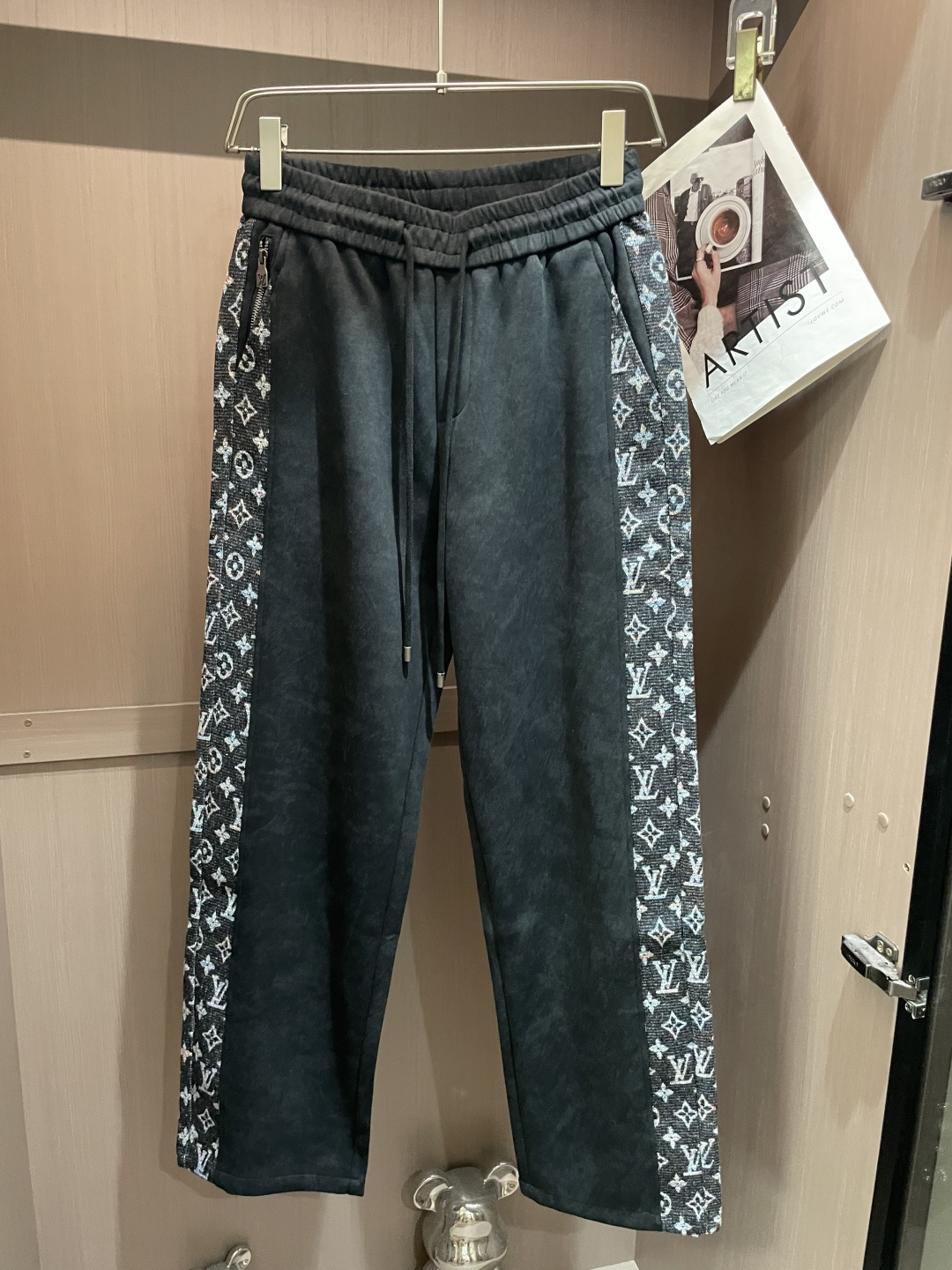 🏊 Lv 2025秋冬新款休闲裤！官网同步发售。品牌经典LOGO休闲裤 ，定制面料，舒适度极好，手触感强