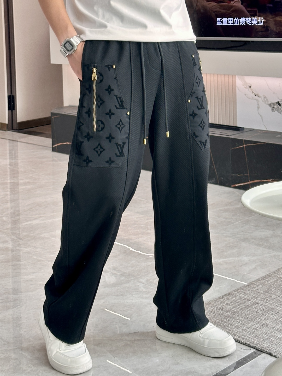 NO:531941,Lv new casual pants in autumn and winter!  The official website is released simultaneously. The brand's classic LOGO casual pants, customized fabric, excellent comfort, strong hand touch. Extremely recognizable, perfect quality craftsmanship. Size M-3XL,,louis vuitton,alexander wang19860909Lv 秋冬新款休闲裤！官网同步发售.品牌经典LOGO休闲裤 ,定制面料,舒适度极好,手触感强烈.辨识度极高,完美品相工艺. 尺码M-3XL,,louis vuitton,alexander wang,Men's clothing