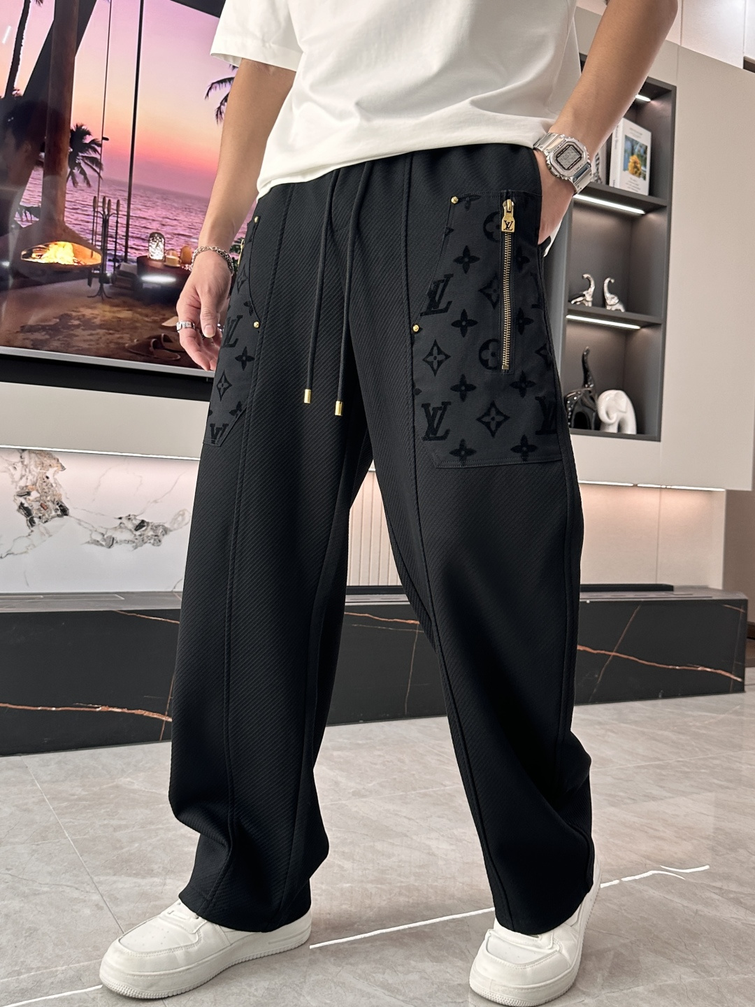 🏊 Lv 2025秋冬新款休闲裤！官网同步发售。品牌经典LOGO休闲裤 ，定制面料，舒适度极好，手触感强