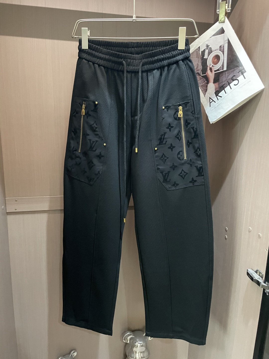 🏊 Lv 2025秋冬新款休闲裤！官网同步发售。品牌经典LOGO休闲裤 ，定制面料，舒适度极好，手触感强