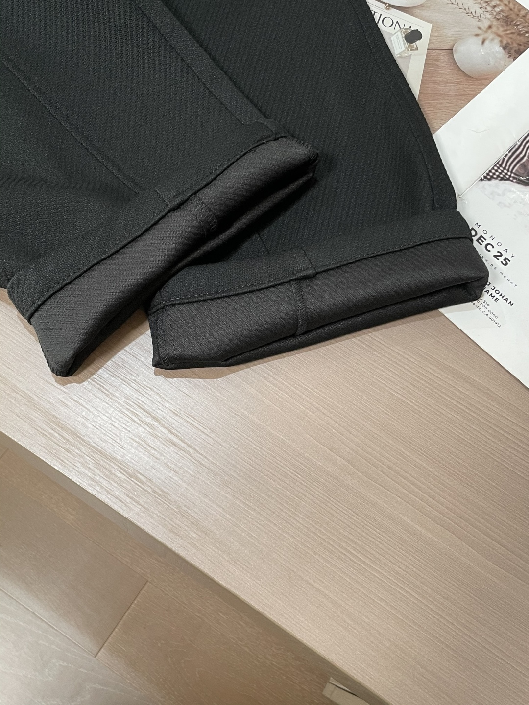 🏊 Lv 2025秋冬新款休闲裤！官网同步发售。品牌经典LOGO休闲裤 ，定制面料，舒适度极好，手触感强