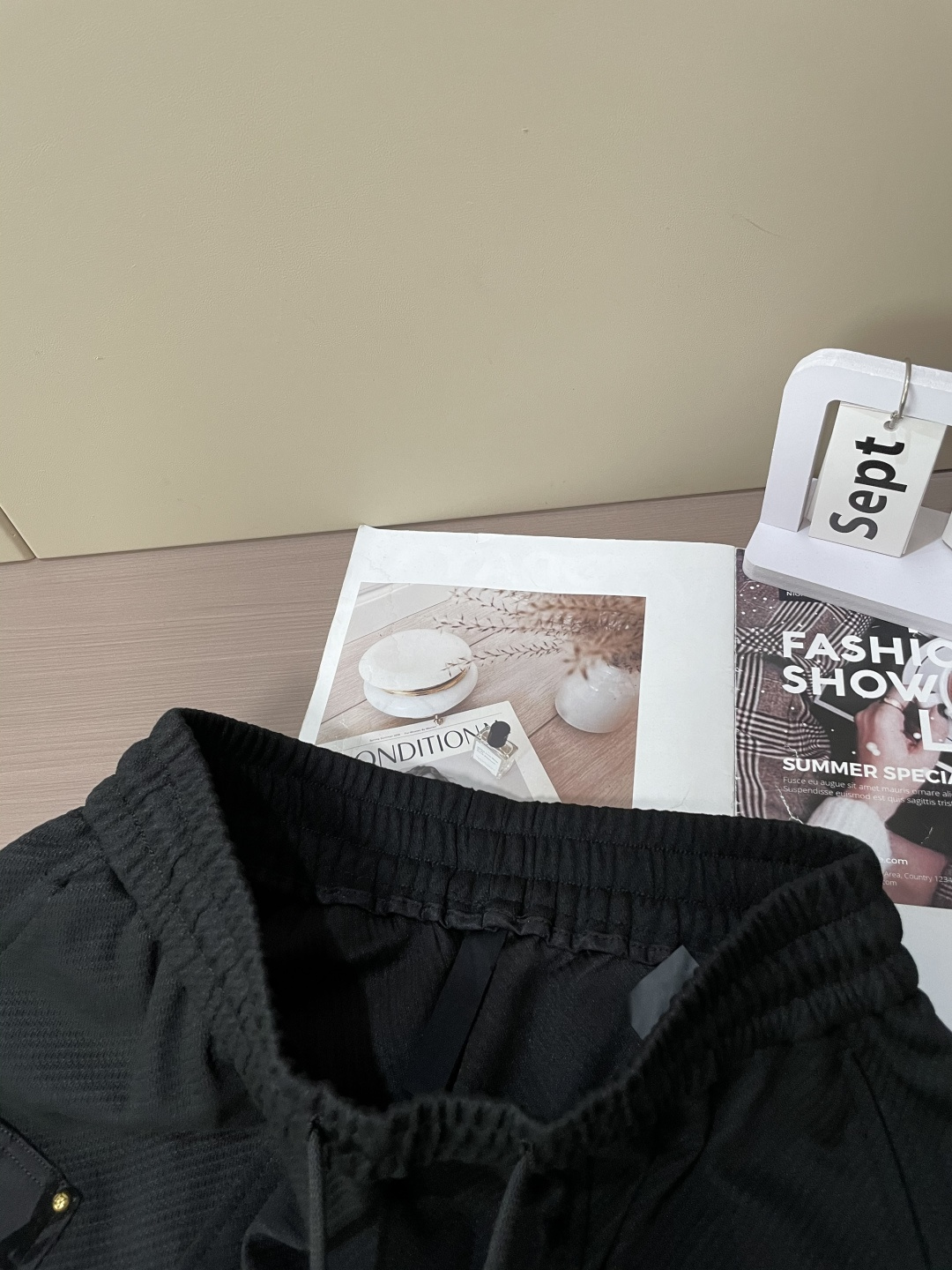 🏊 Lv 2025秋冬新款休闲裤！官网同步发售。品牌经典LOGO休闲裤 ，定制面料，舒适度极好，手触感强