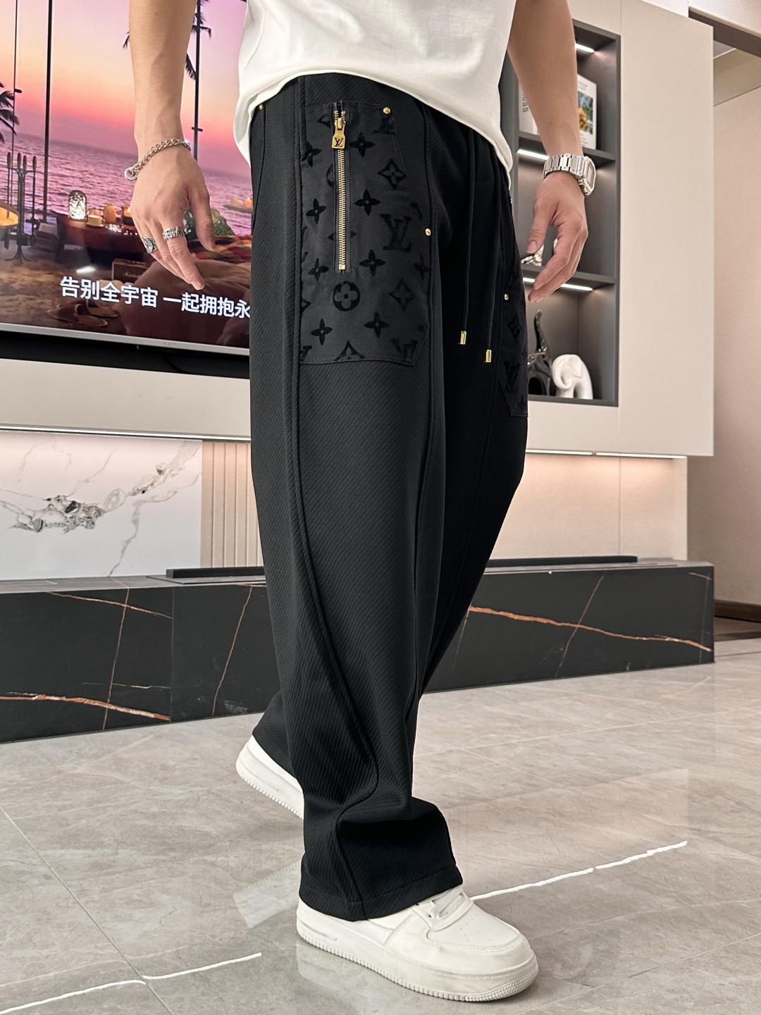 🏊 Lv 2025秋冬新款休闲裤！官网同步发售。品牌经典LOGO休闲裤 ，定制面料，舒适度极好，手触感强