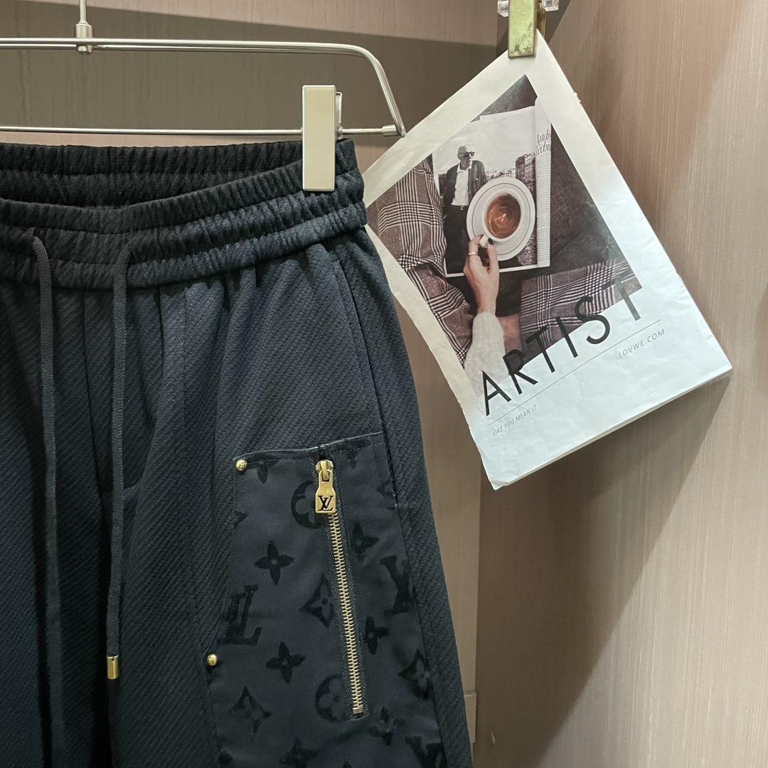 🏊 Lv 2025秋冬新款休闲裤！官网同步发售。品牌经典LOGO休闲裤 ，定制面料，舒适度极好，手触感强